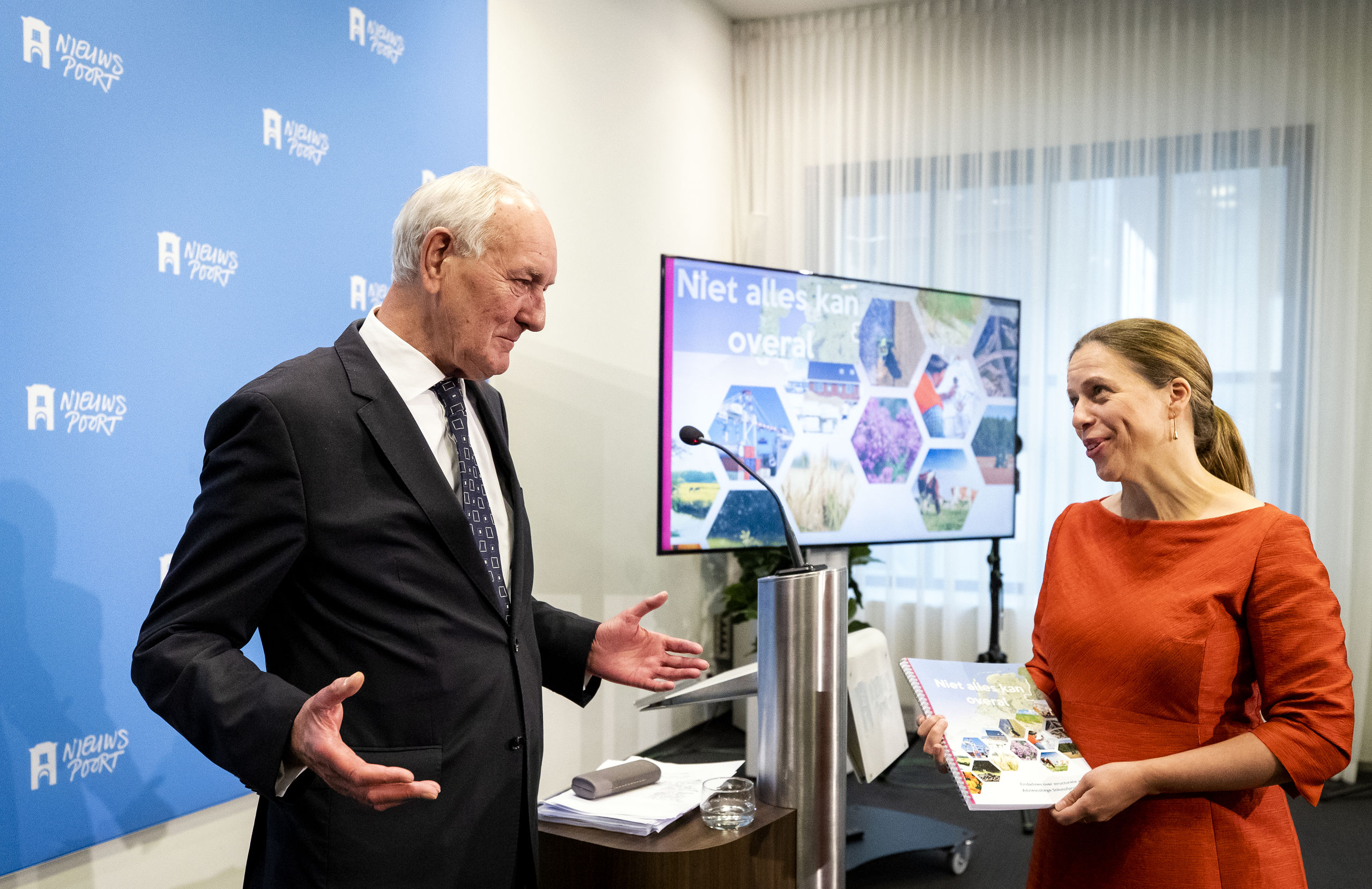 Minister Carola Schouten (Landbouw, Natuur en Voedselkwaliteit) in gesprek met voorzitter Johan Remkes (L) na afloop van de presentatie van het eindrapport van het Adviescollege Stikstofproblematiek.