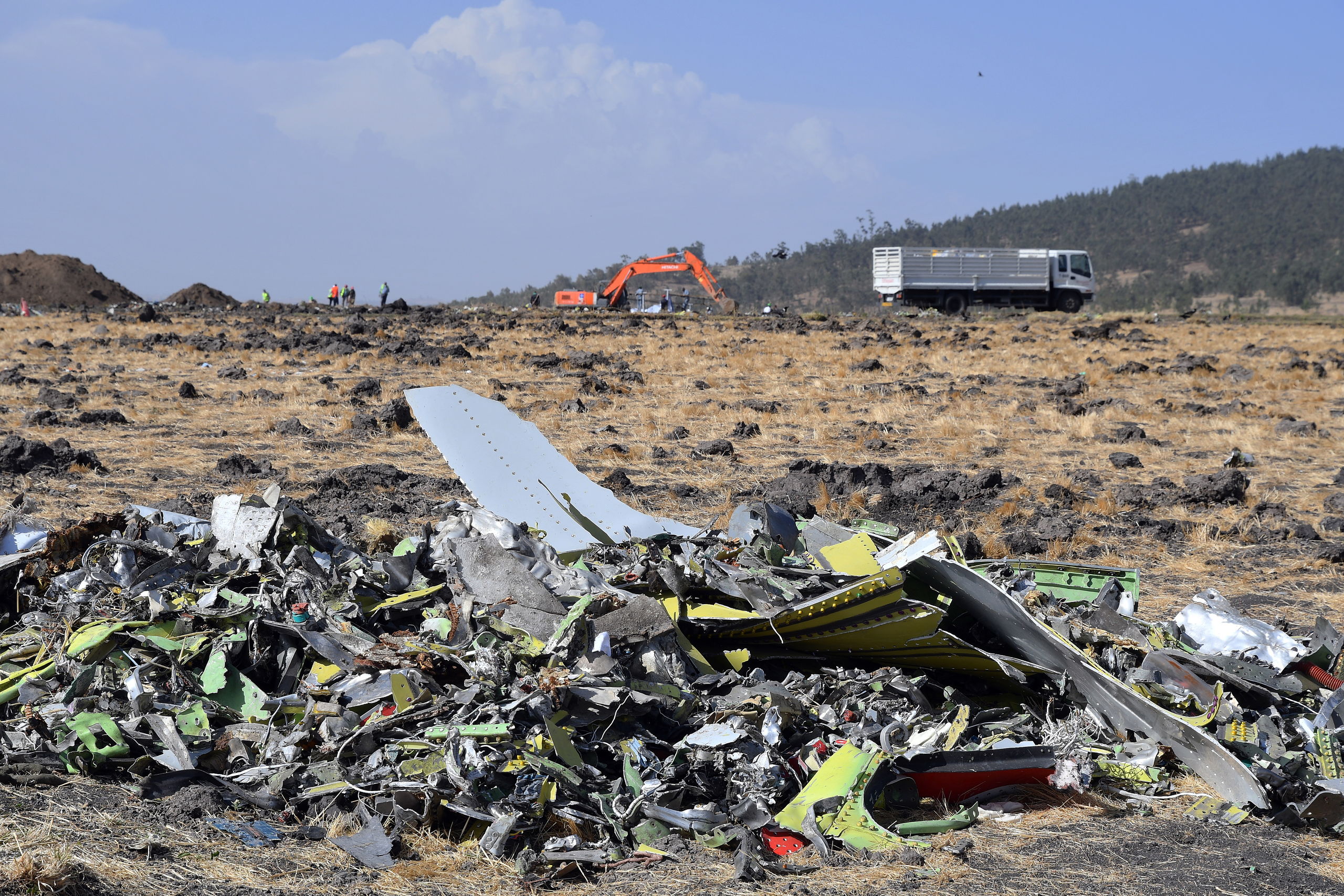 Brokstukken van het gecrashte toestel van Ethiopia Airlines, een Boeing 737 MAX. Alle 149 passagiers en de 8 crewleden kwamen bij het ongeluk om het leven.