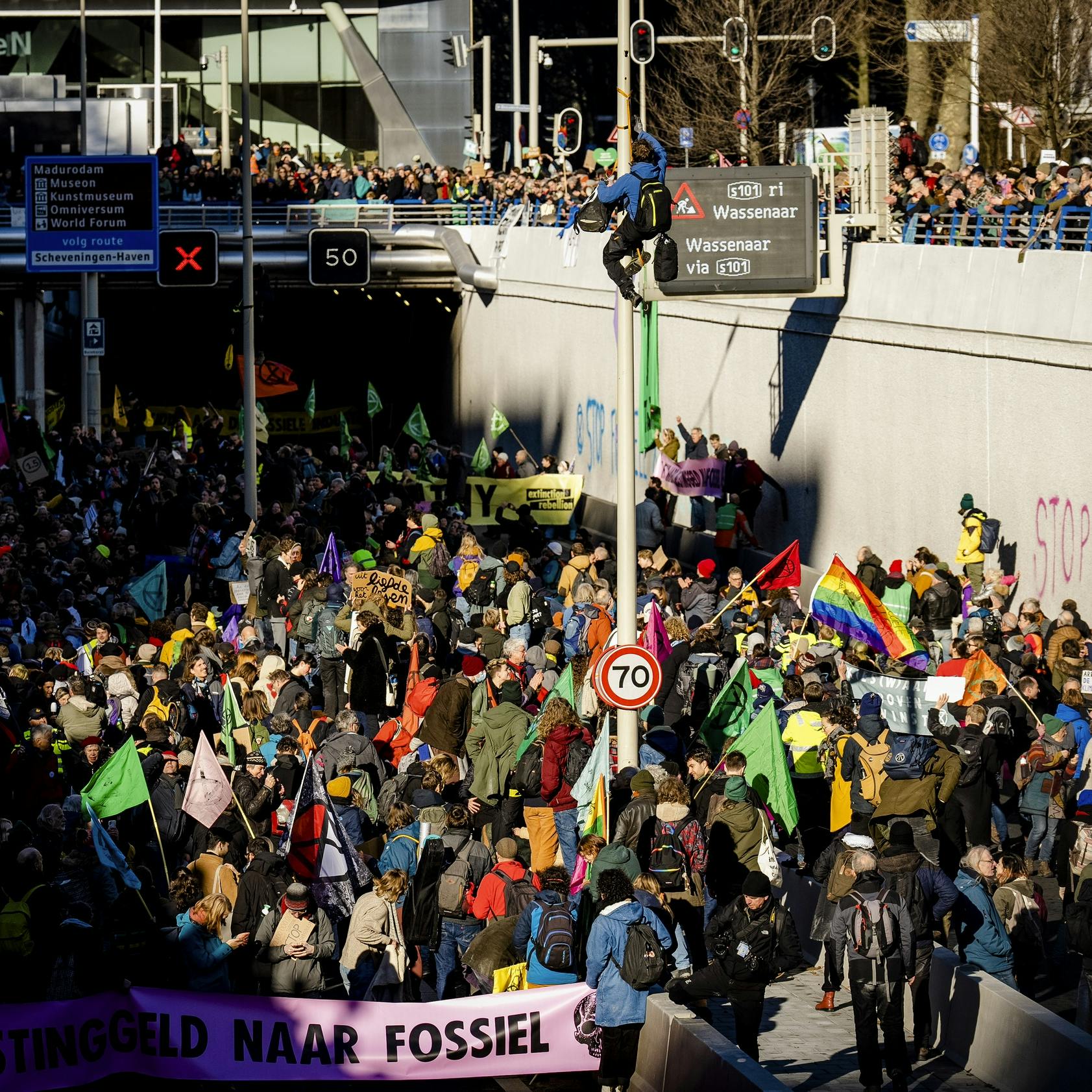 Honderden klimaatactievoerders blokkeren A12 in Den Haag