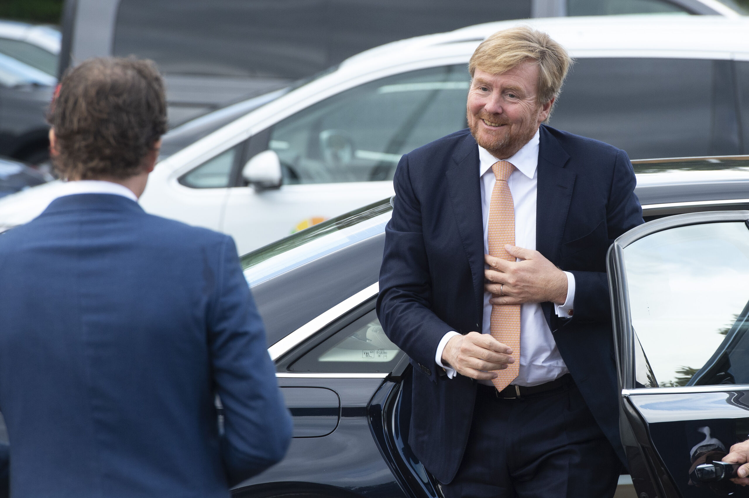 Koning Willem-Alexander arriveert bij een afspraak 