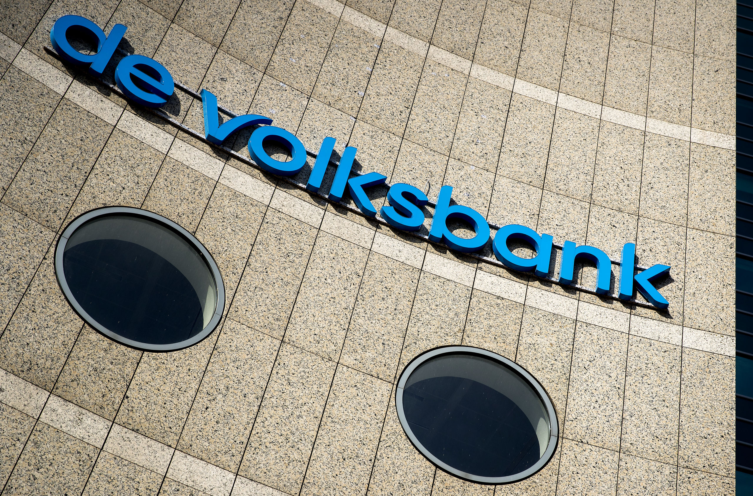 Exterieur van het hoofdkantoor van de Volksbank
