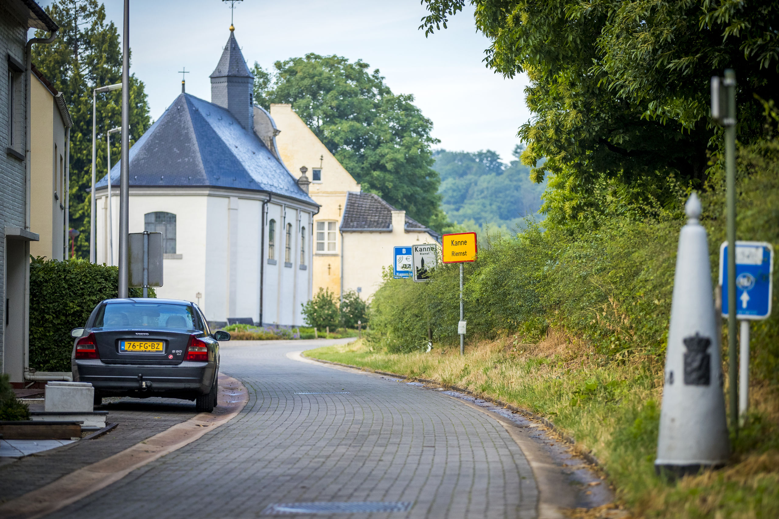 MAASTRICHT - Auto's passeren de grens tussen Belgie en Nederland, na het vervallen van het negatief reisadvies vanwege coronavirus voor twaalf Europese landen. Om het virus in te dammen, sloten Belgische grensgemeenten sluipwegen naar Nederland af met barricades. ANP MARCEL VAN HOORN