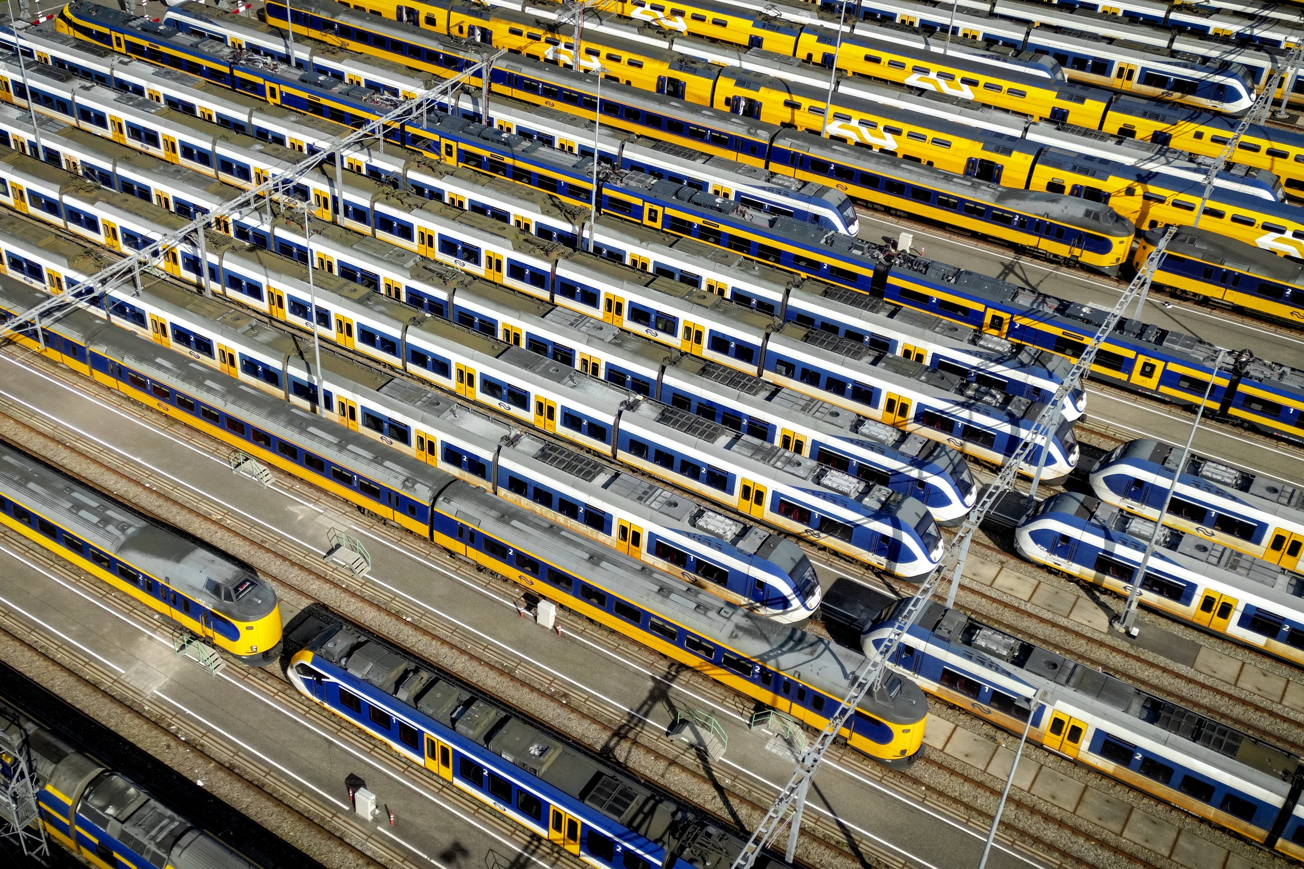 Veel treinstellen staan vandaag bij een opstelterrein van de NS. In heel Nederland rijden geen treinen door een estafettestaking van het NS-personeel.