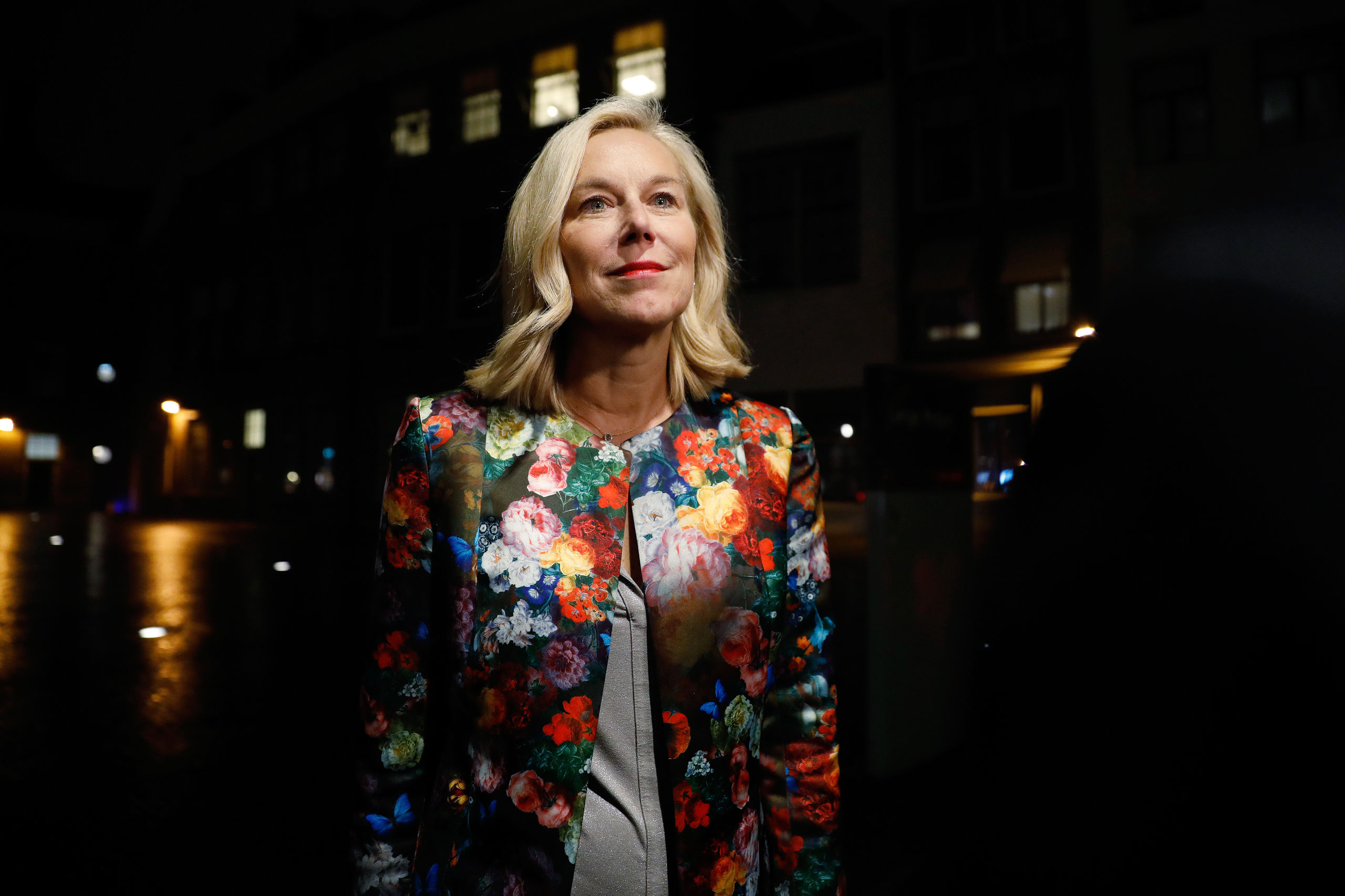 Sigrid Kaag (D66) verlaat de Stadhouderskamer op het Binnenhof na een gesprek met formateur Mark Rutte. Kaag komt in aanmerking voor de post van de minister voor Buitenlandse Handel en Ontwikkelingssamenwerking in het kabinet Rutte-III.