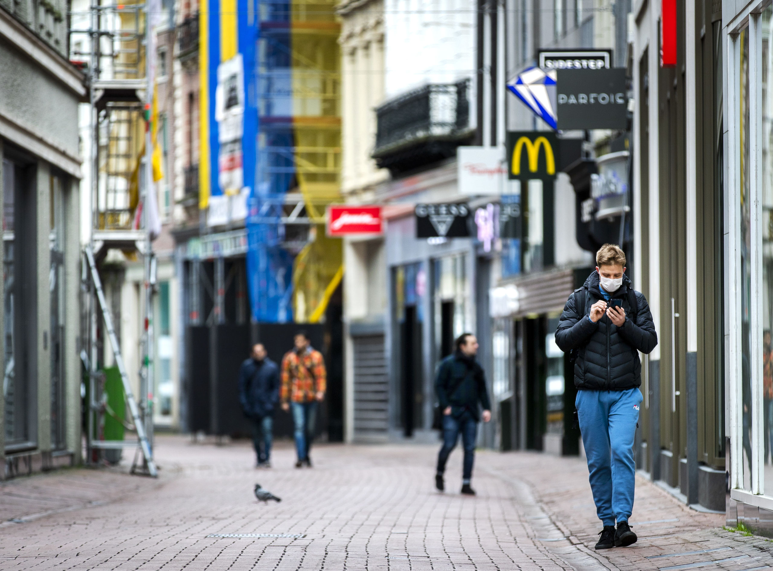 AMSTERDAM -  Een rustige Kalverstraat vanwege het nieuwe coronavirus. 