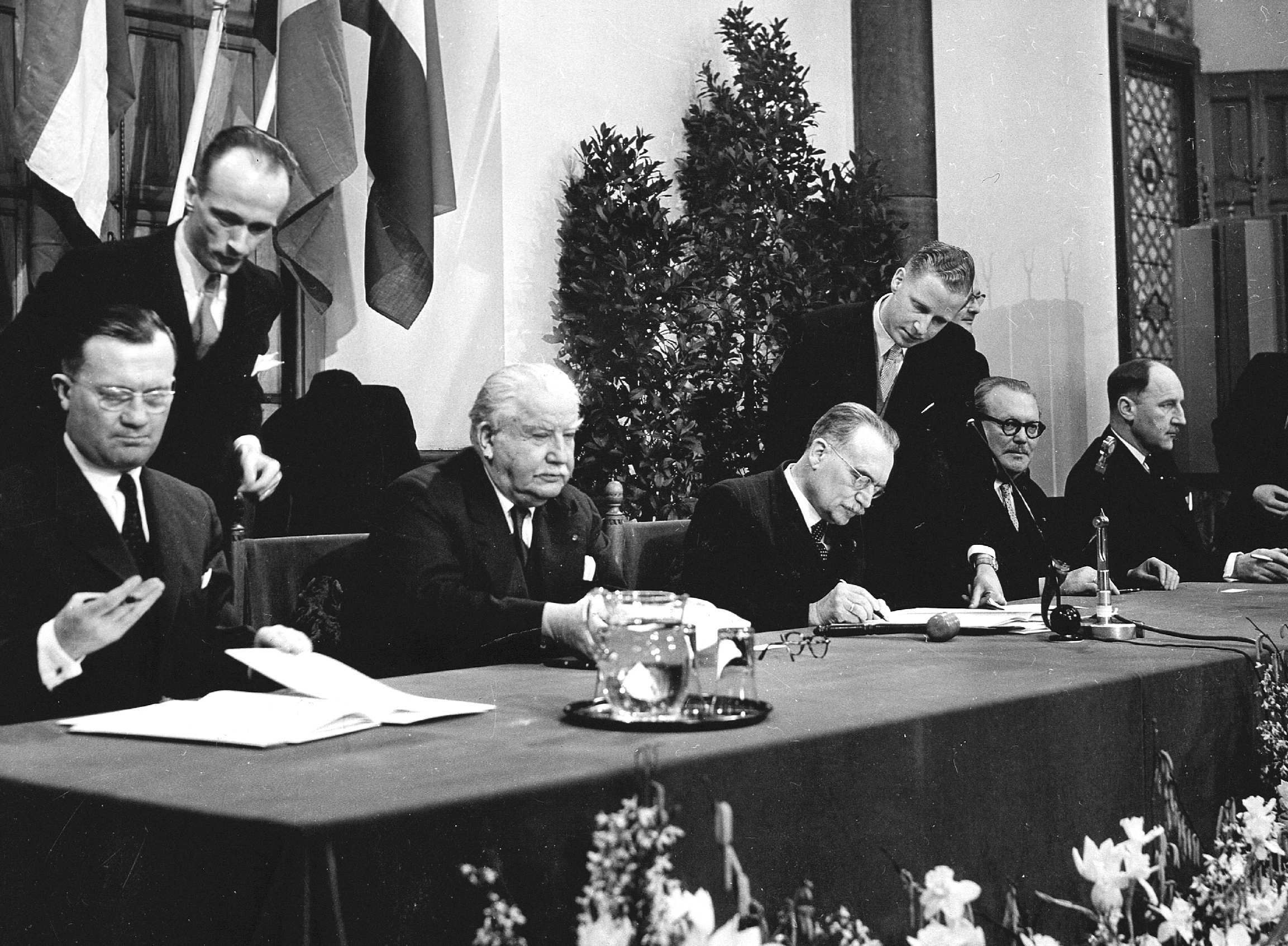 Ondertekening van de Benelux-akkoorden in de Ridderzaal op 3 februari 1958.