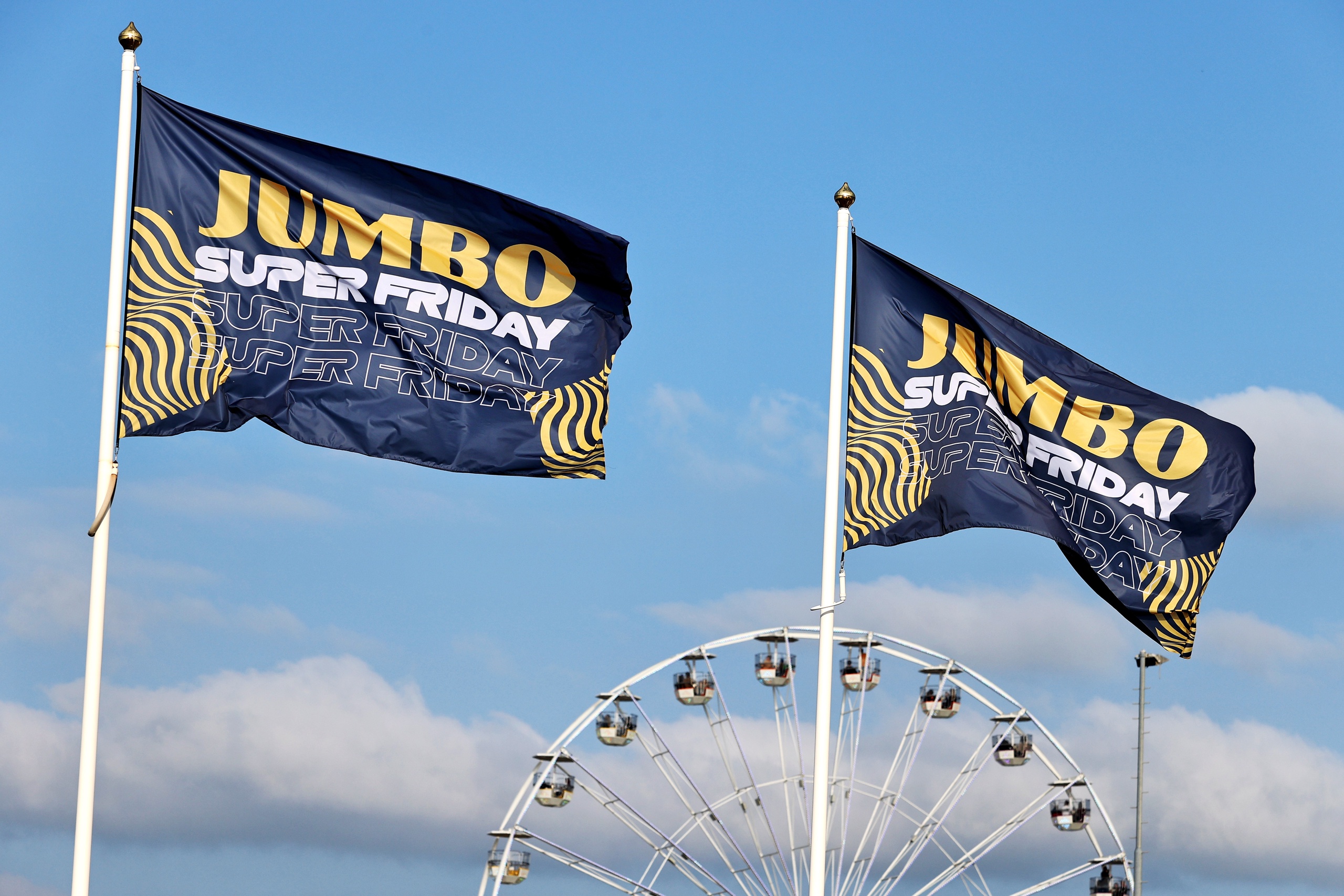 Jumbo gaat aan het einde van het raceseizoen stoppen met het sponsoren van Formule 1-coureur Max Verstappen en de Dutch Grand Prix in Zandvoort.
