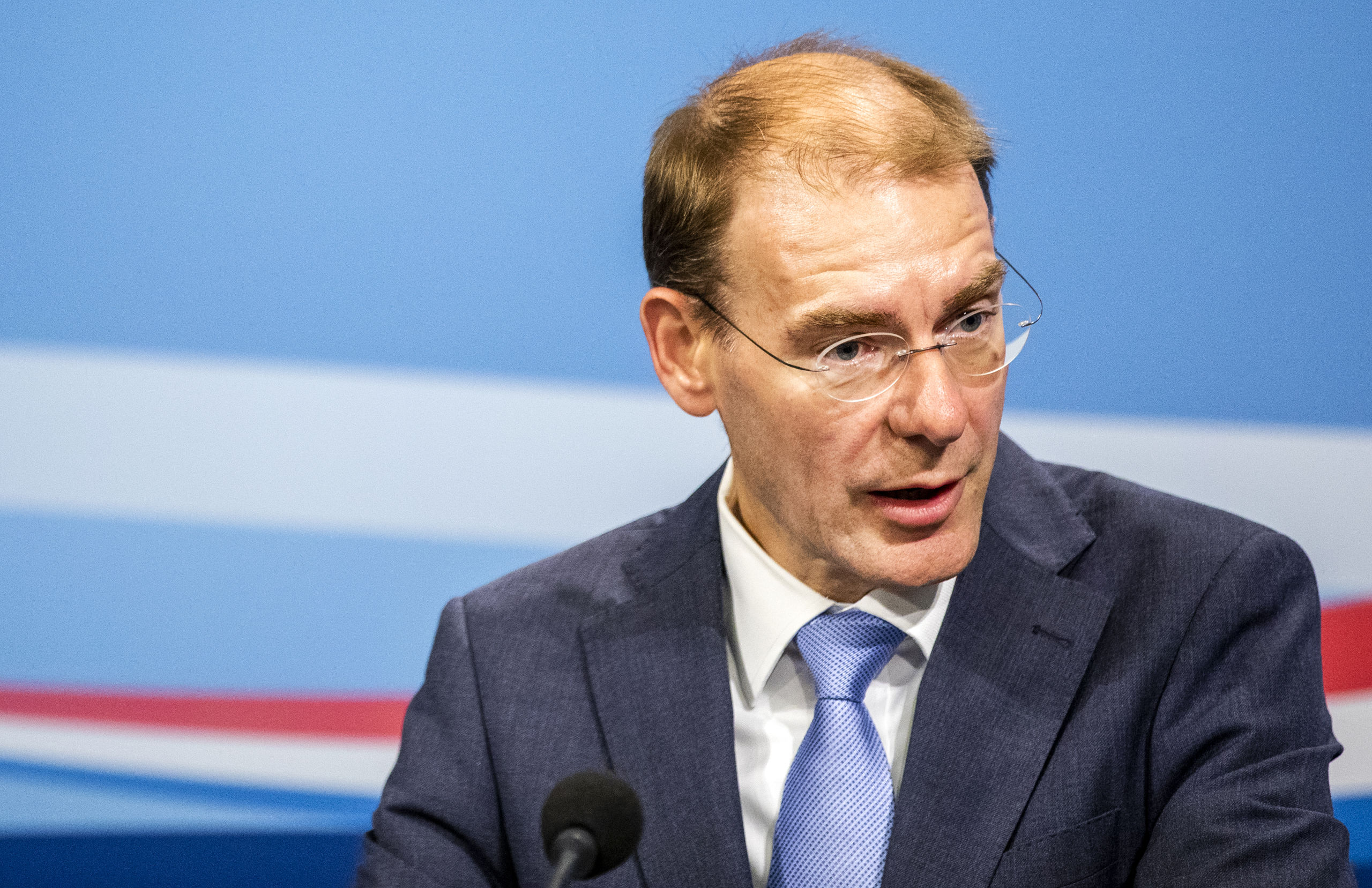 Staatssecretaris Menno Snel (Financiën) kondigt een nieuw belastingplan aan voor Nederlandse spaarders. Over spaartegoeden tot zo'n 400.000 euro hoeft straks geen belasting meer te worden betaald. 