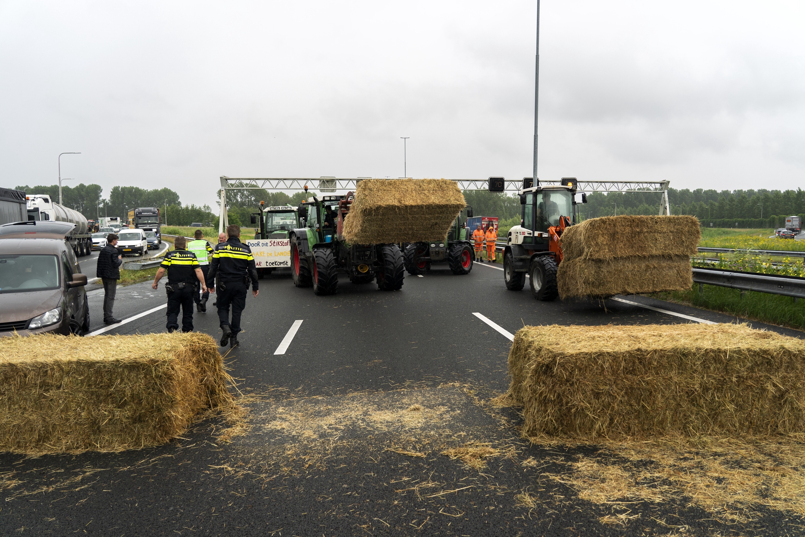 Boeren voeren op de snelweg A2 actie tegen het stikstofbeleid van het kabinet. 