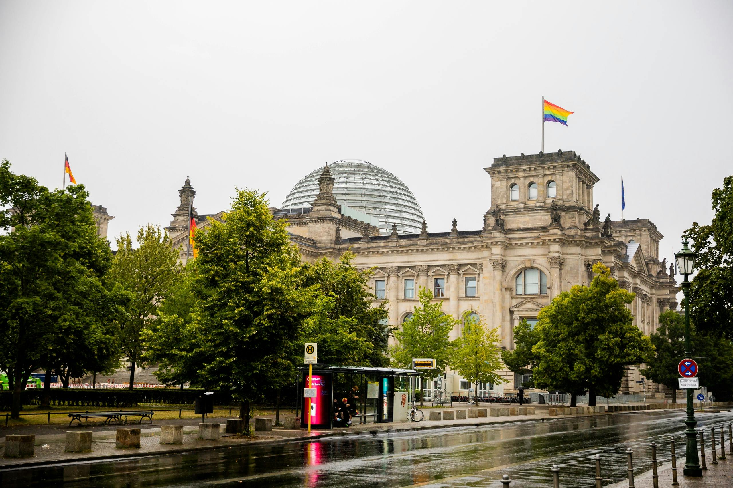 Erstmals wird die Regenbogenfahne über dem Deutschen Bundestag gehisst