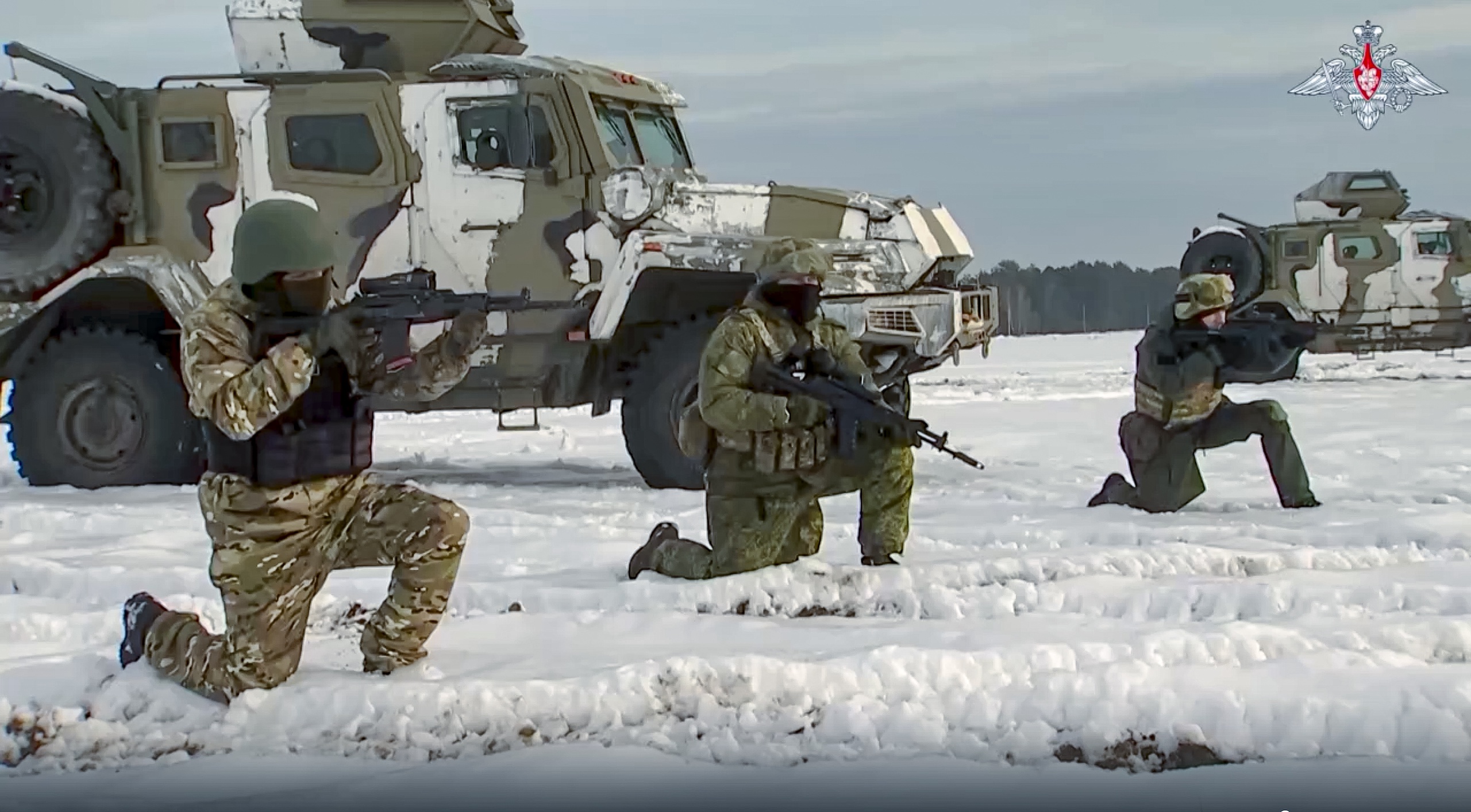 Rusland en Belarus gaan gezamenlijke militaire trainingen intensiveren, zo schrijft Reuters. De ervaring die Russische troepen hebben opgedaan in Oekraïne - met de nadruk op geürbaniseerde oorlogsvoering - wordt daarvoor als ijkpunt gebruikt, aldus Belarussische staatstelevisie.