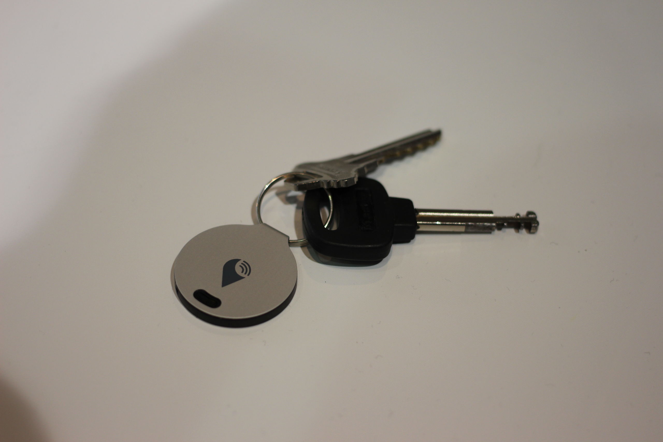 De TrackR bravo, hier aan een bos sleutels