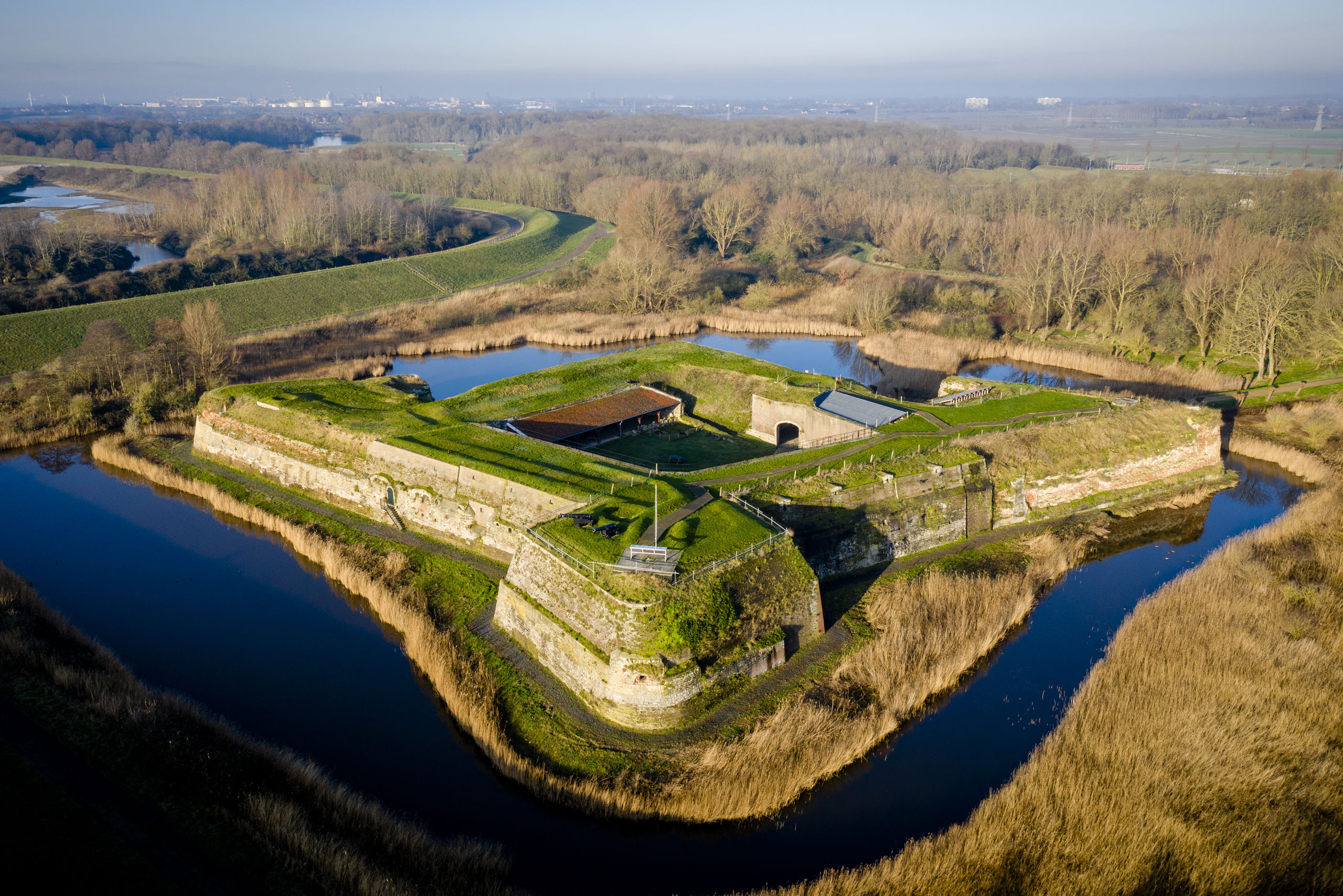 Dronefoto van de beoogde militaire oefenlocatie bij Ritthem.