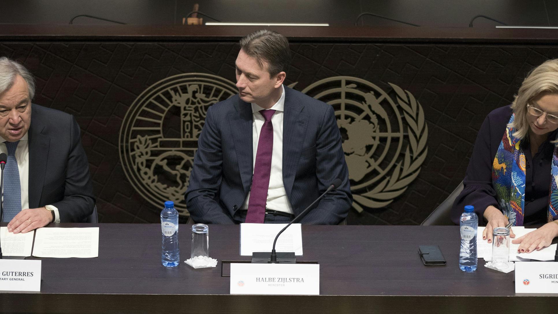 Secretaris Generaal van de VN Antonio Guterres, de ministers Zijlstra en Kaag tijdens een debat over Nederland in de VN-Veiligheidsraad in het Vredespaleis. 