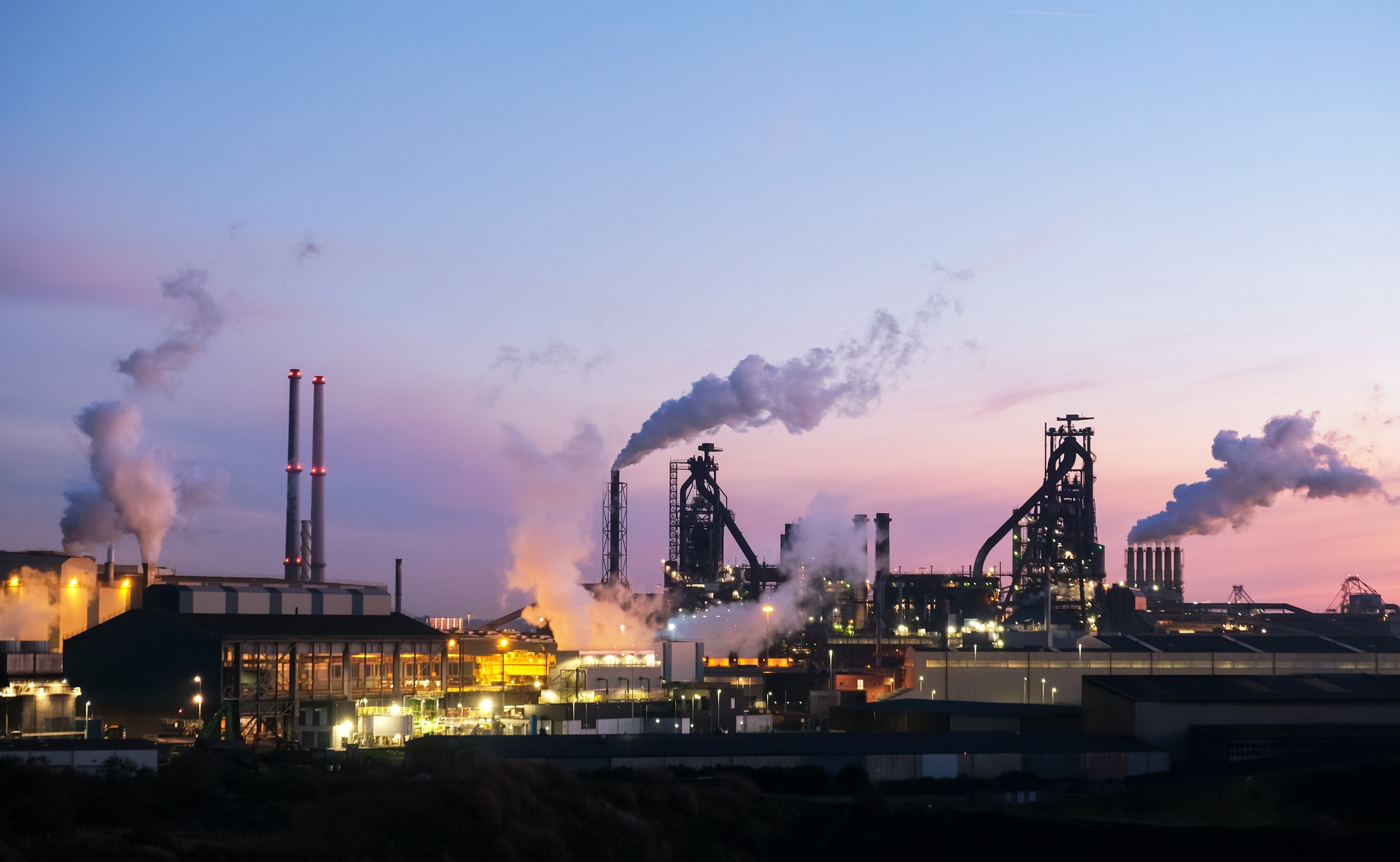 Nederland – Velsen-Noord. Tata Steel Group in Velsen-Noord. Het staalconcern is een van de grootste vervuilers van Nederland en stoot onder meer veel CO2 en NO2 uit. 
