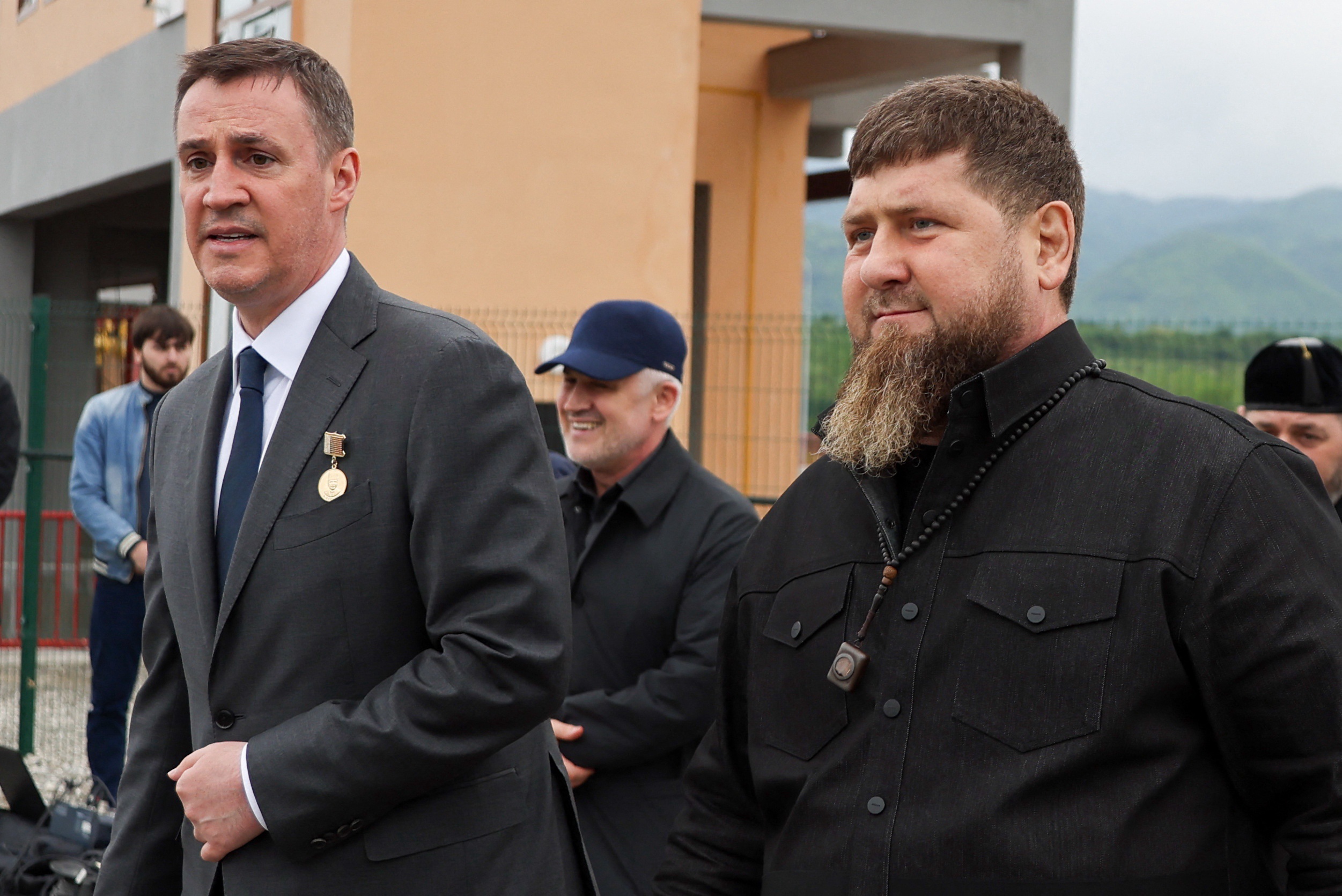 Volgens de defensiespecialist heeft Kadyrov (rechts) zeker waarde voor de Russische president. 'Zijn bewind in Tsjetsjenië heeft ertoe bijgedragen dat het nu relatief rustig is in de deelrepubliek.'