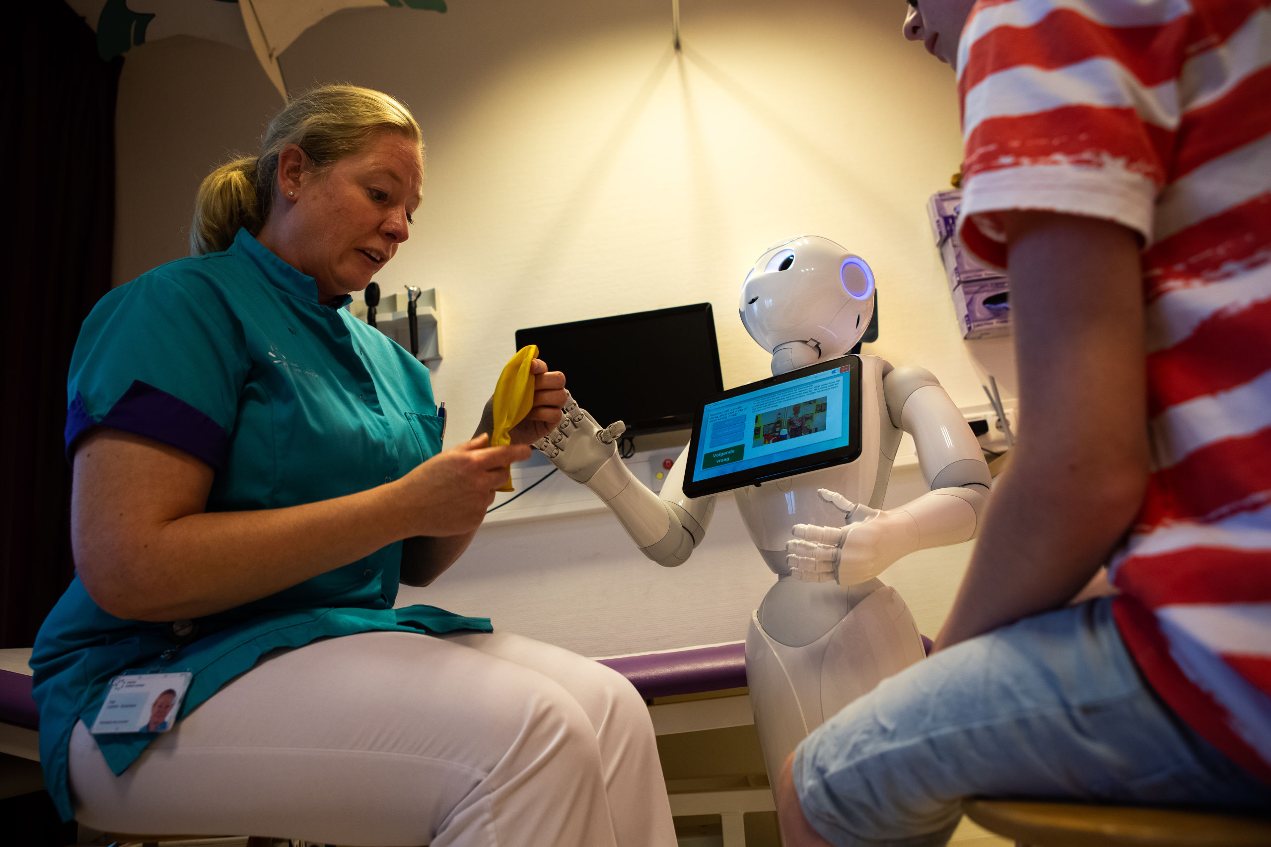 Zorgrobot Pepper leert kinderen samen met een verpleegster wat zij kunnen doen om hun blaasproblemen te verhelpen op de PIPO-poli van ziekenhuis Maxima Medisch Centrum (MMC)