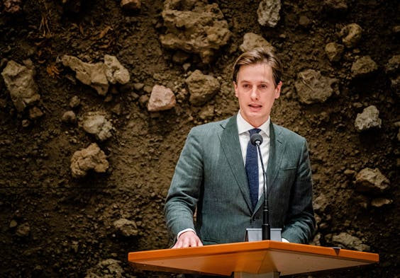 Laurens Dassen (VOLT) tijdens het debat in de Tweede Kamer over de regeringsverklaring.