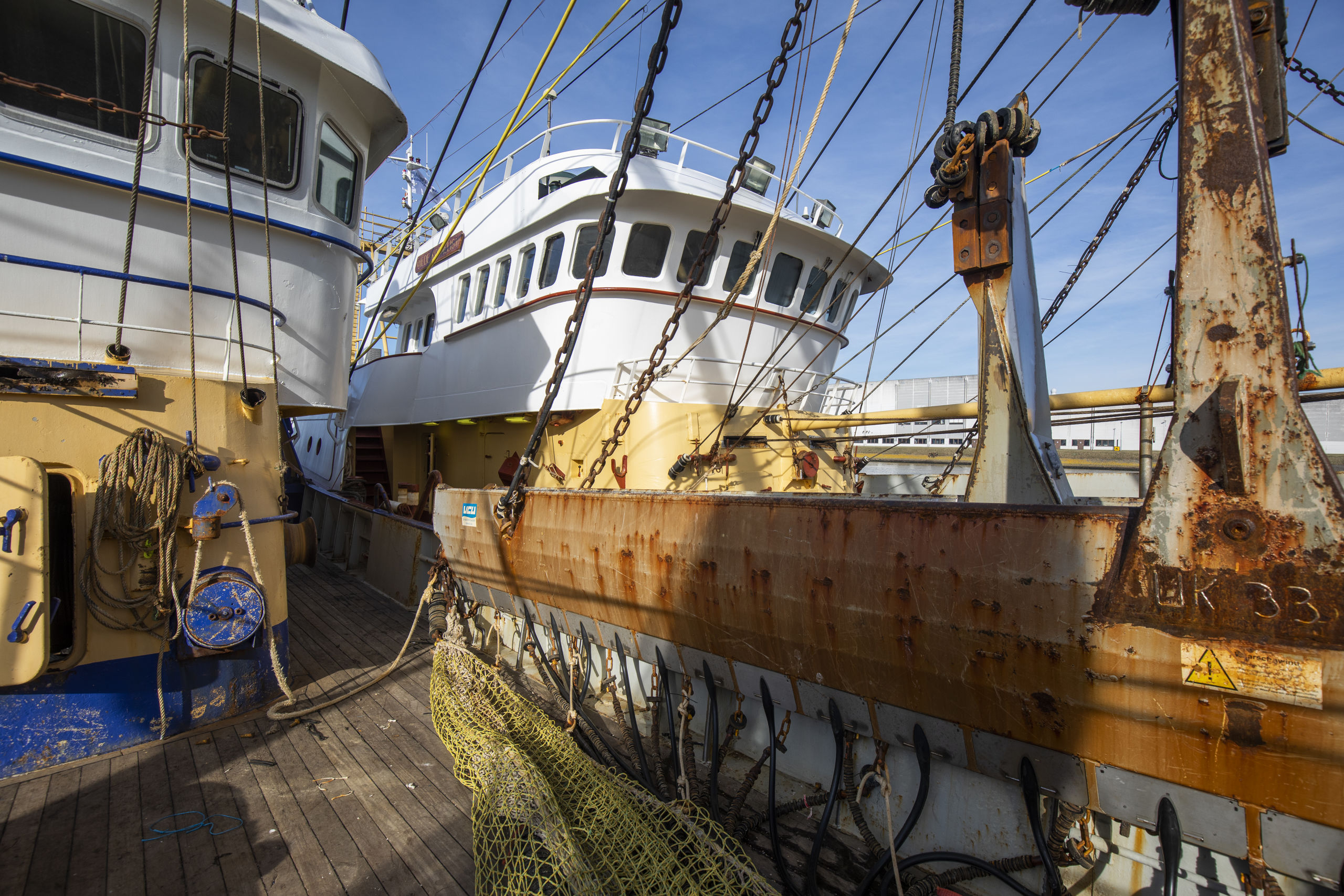 Pulskotter in de haven van Den Helder