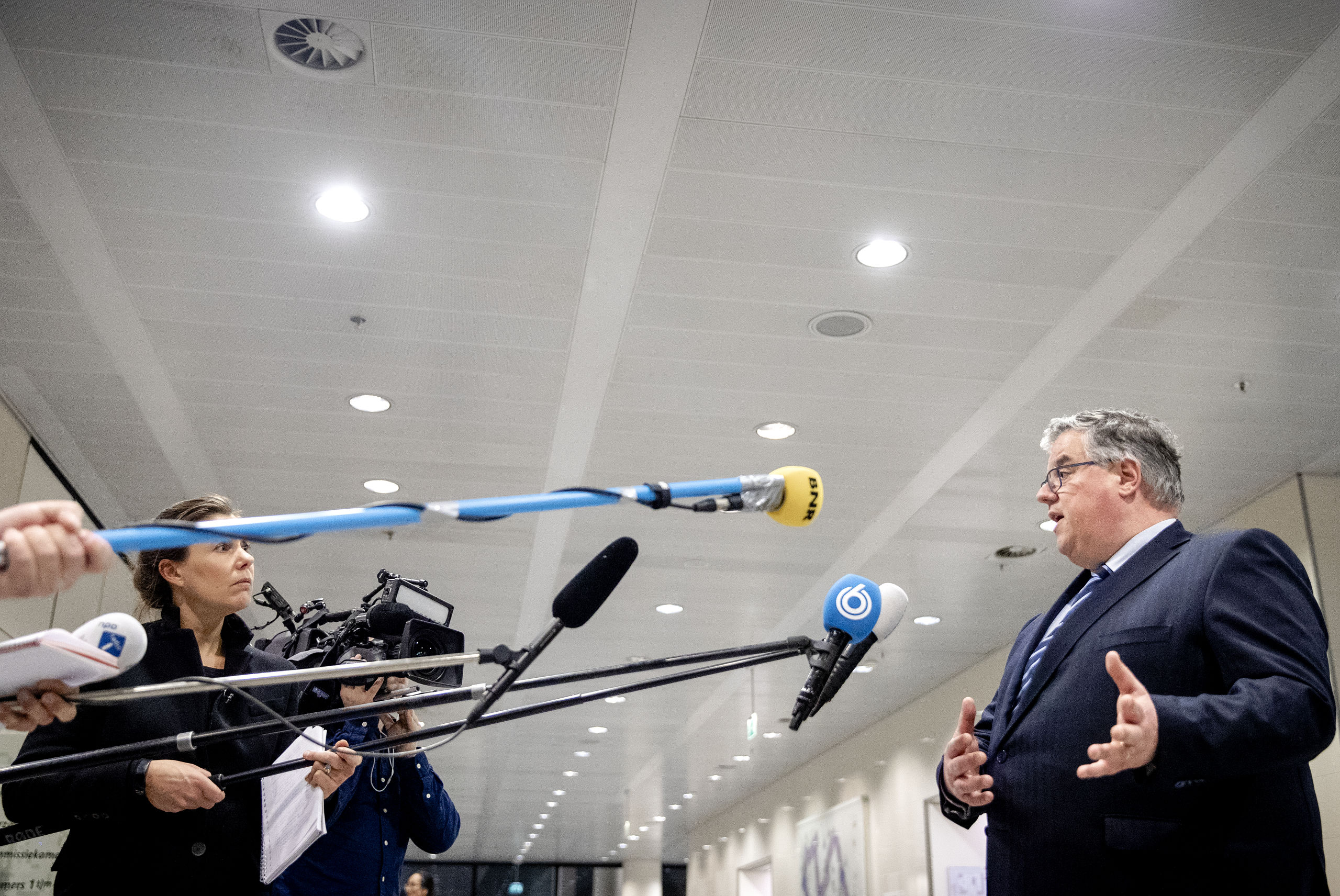 2020-03-23 21:17:45 UTRECHT - Hubert Bruls, voorzitter van het Veiligheidsberaad staat de pers te woord na afloop van een overleg met burgemeesters van de 25 grootste gemeentes in het provinciehuis. Tijdens de bijeenkomst worden strengere maatregelen tegen de verspreiding van het coronavirus besproken. ANP SEM VAN DER WAL