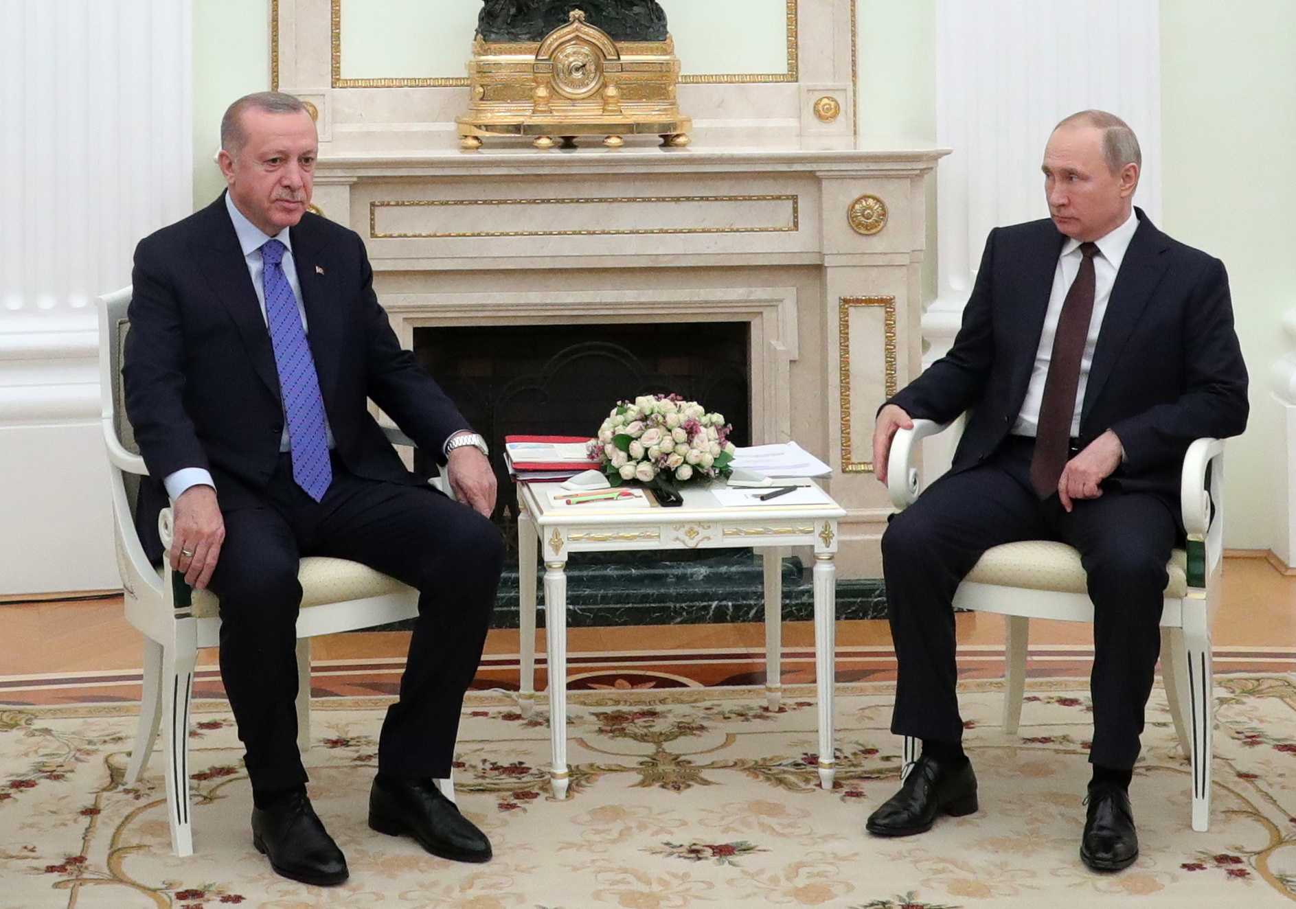 De Turkse president Erdogan (L) en de Russische president Poetin (R) tijdens hun ontmoeting in Moskou