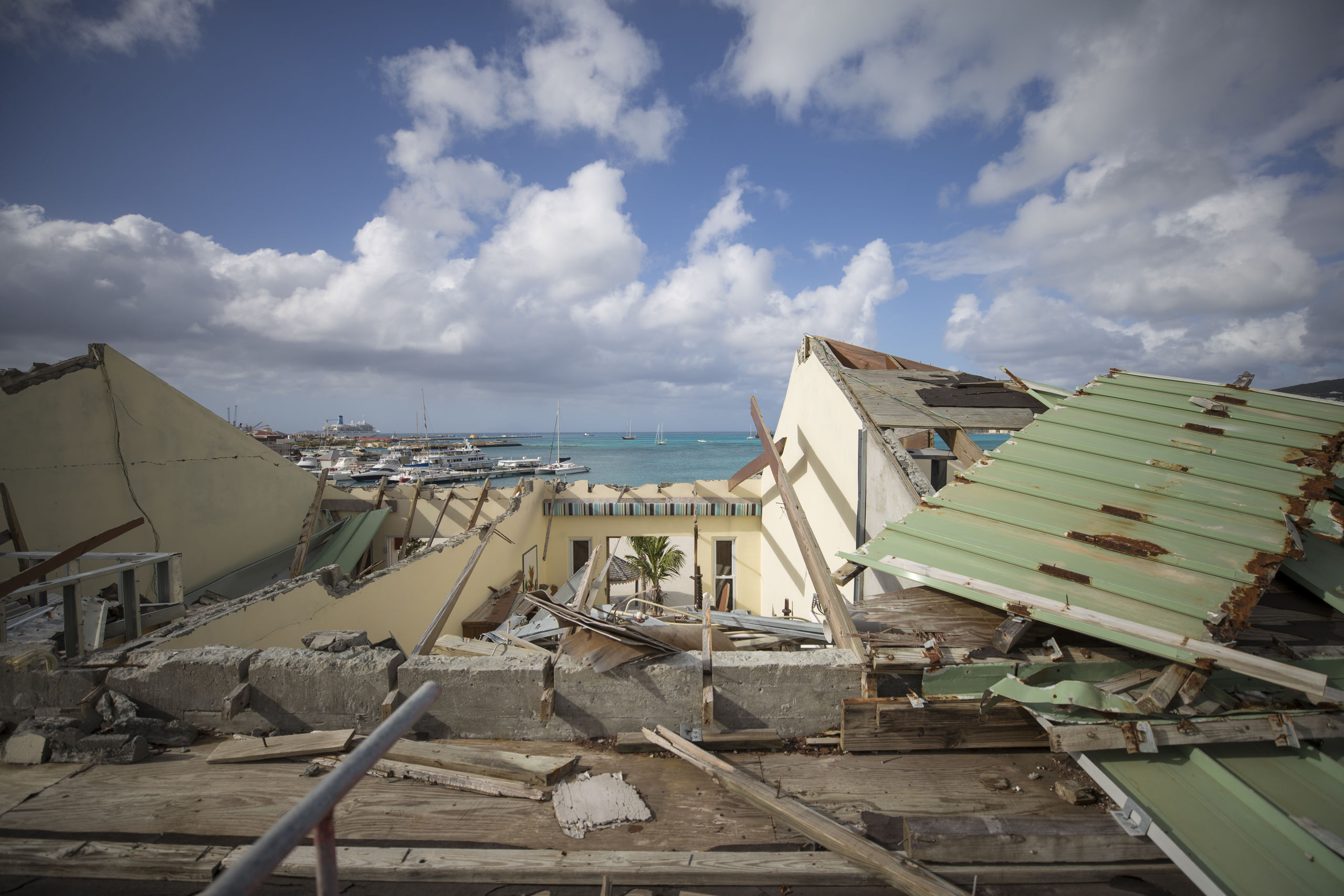 PHILIPSBURG - Schade door orkaan Irma aan het  Pasanggrahan hotel in de hoofdstad van Sint Maarten een half jaar nadat de orkaan over het eiland raasde. ANP XTRA JASPER JUINEN 