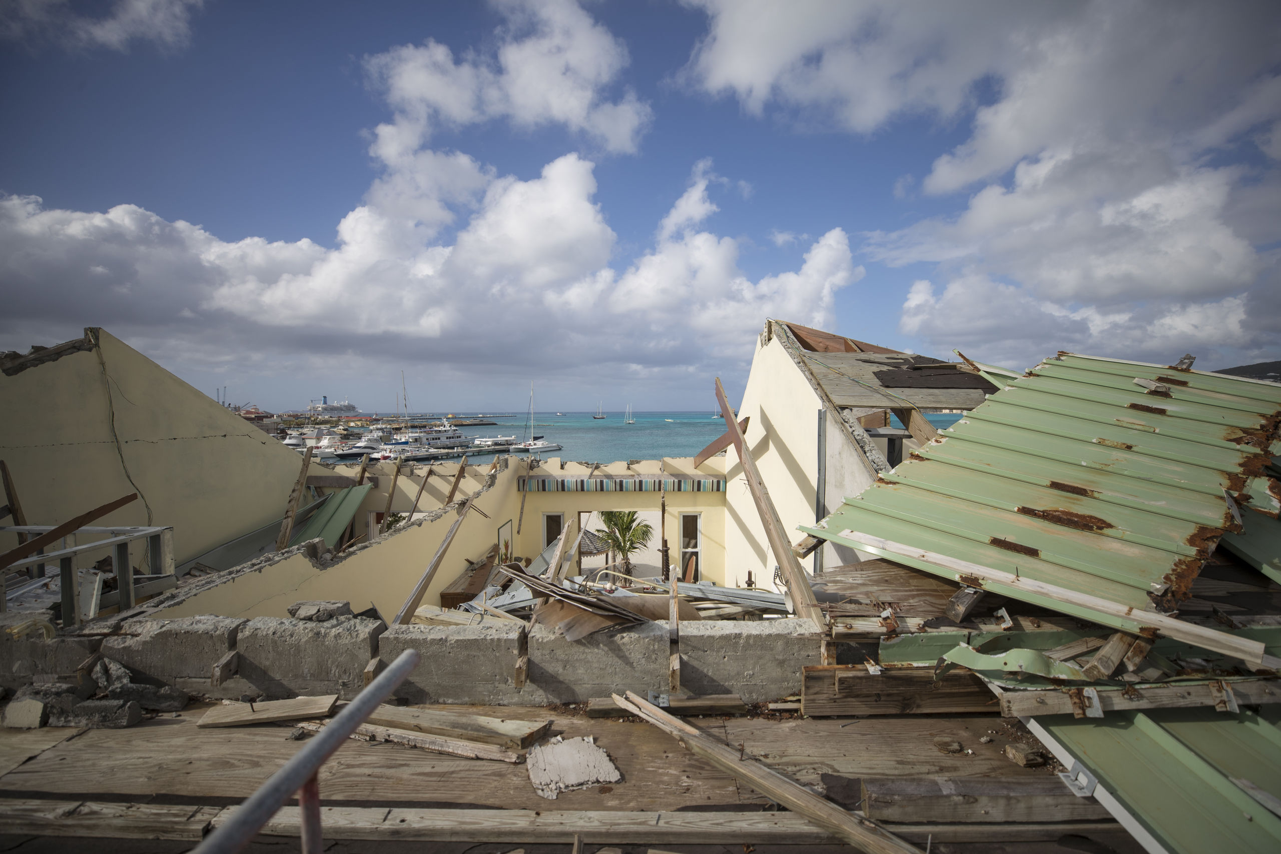 PHILIPSBURG - Schade door orkaan Irma aan het Pasanggrahan hotel in de hoofdstad van Sint Maarten een half jaar nadat de orkaan over het eiland raasde. ANP XTRA JASPER JUINEN