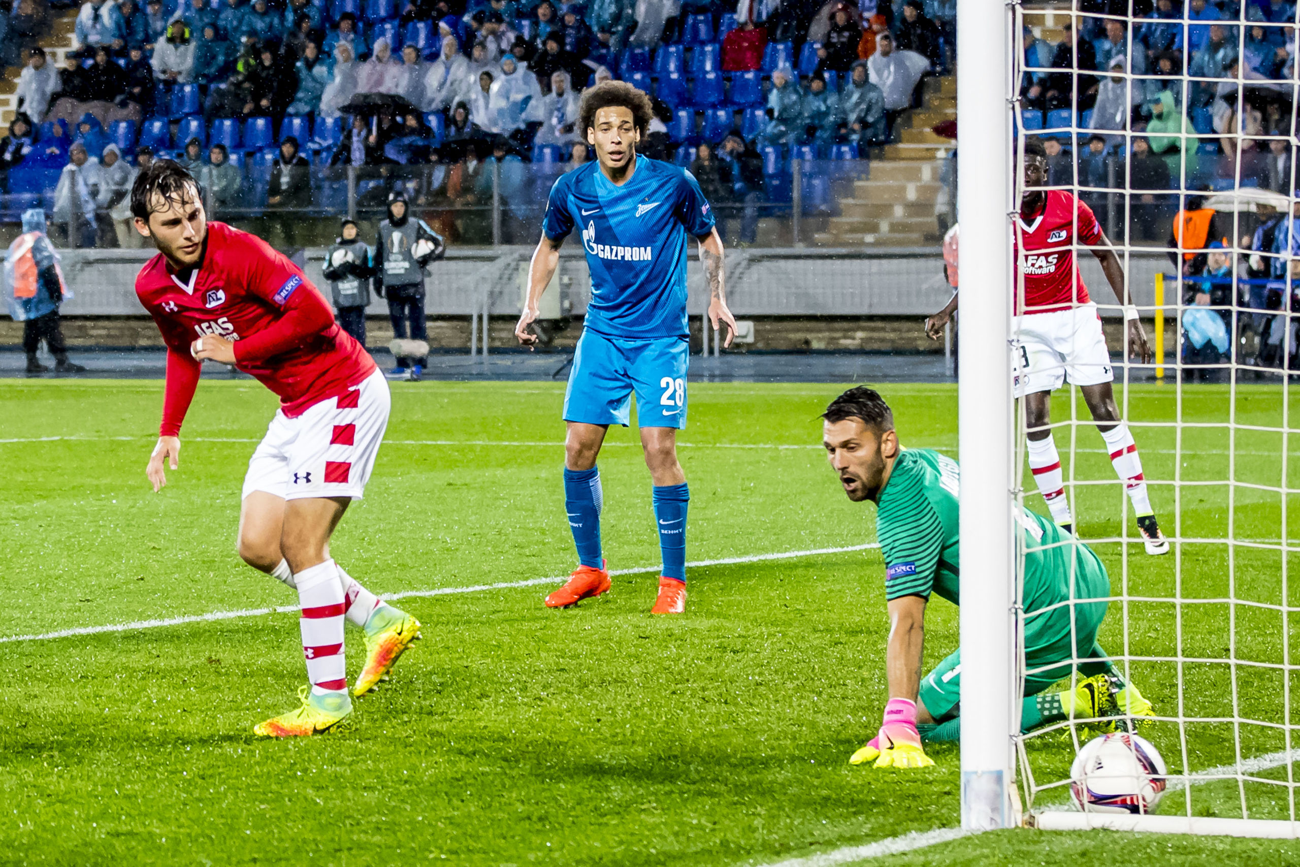 Joris van Overeem scoort hier buitenspel met een hakje, FC Zenit speler Yuri Lodygin, FC Zenit speler Axel Witsel.