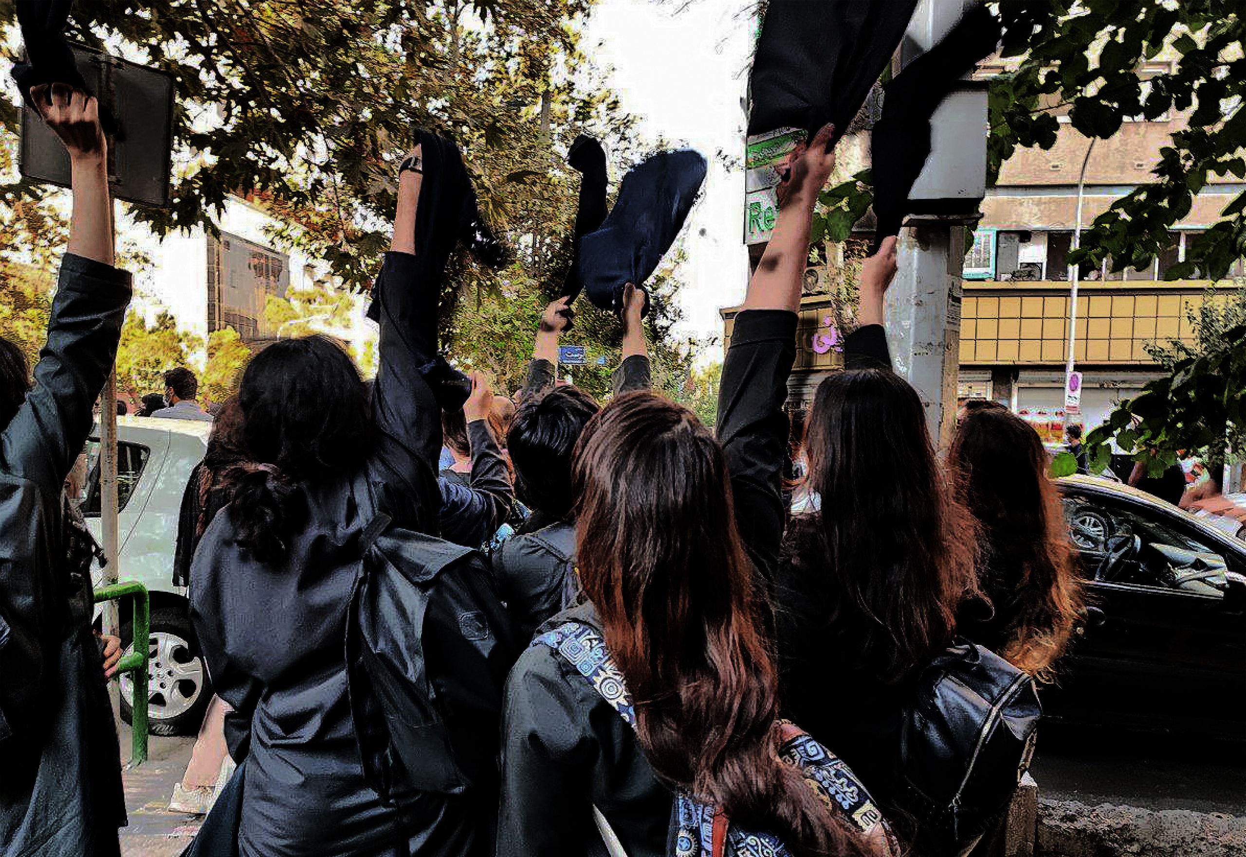 Iraanse studenten nemen hun hoofddoeken af in protest.