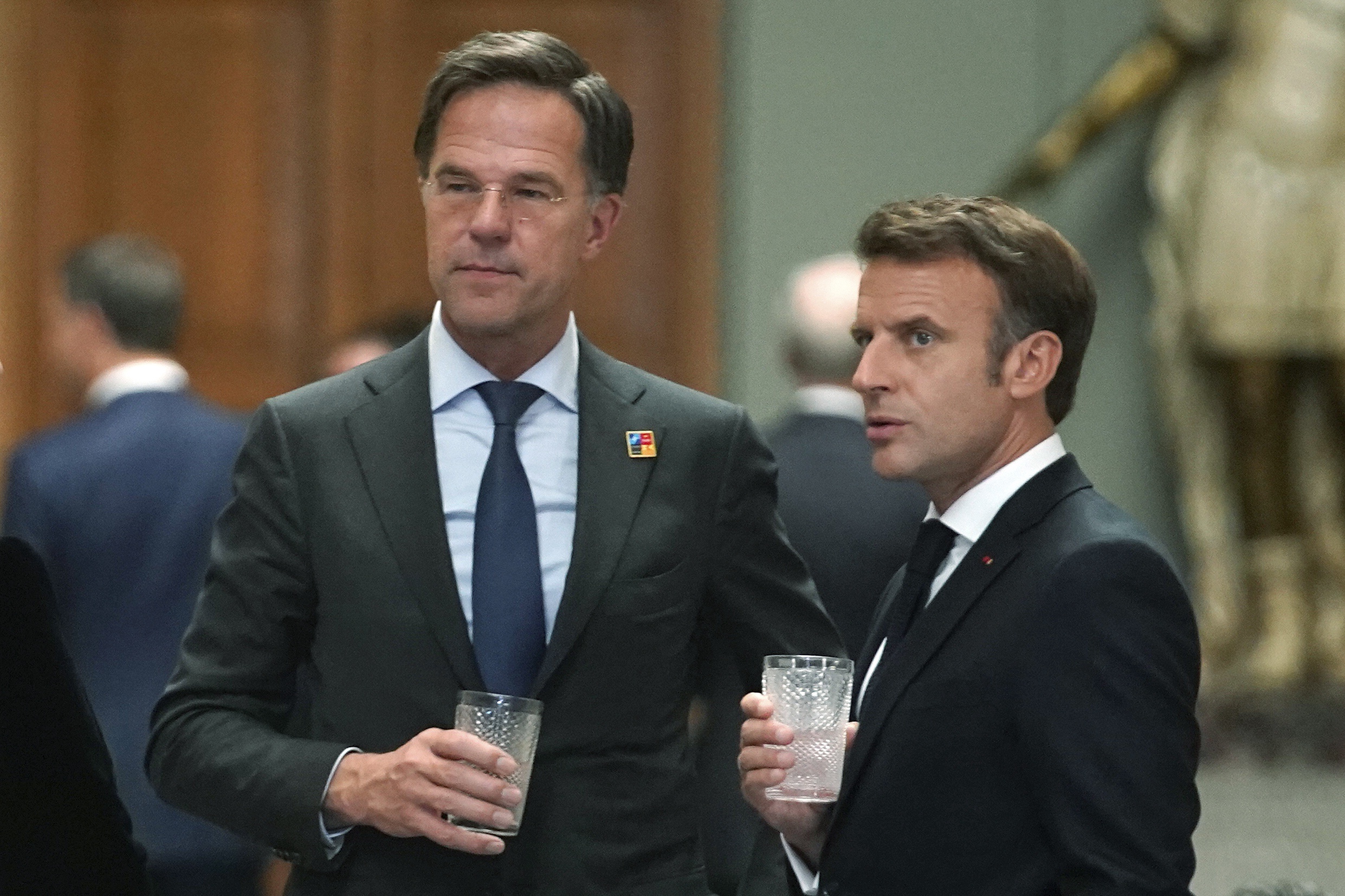 Premier Mark Rutte in gesprek met de Franse President Emmanuel Macron tijdens de NATO-top in Madrid 