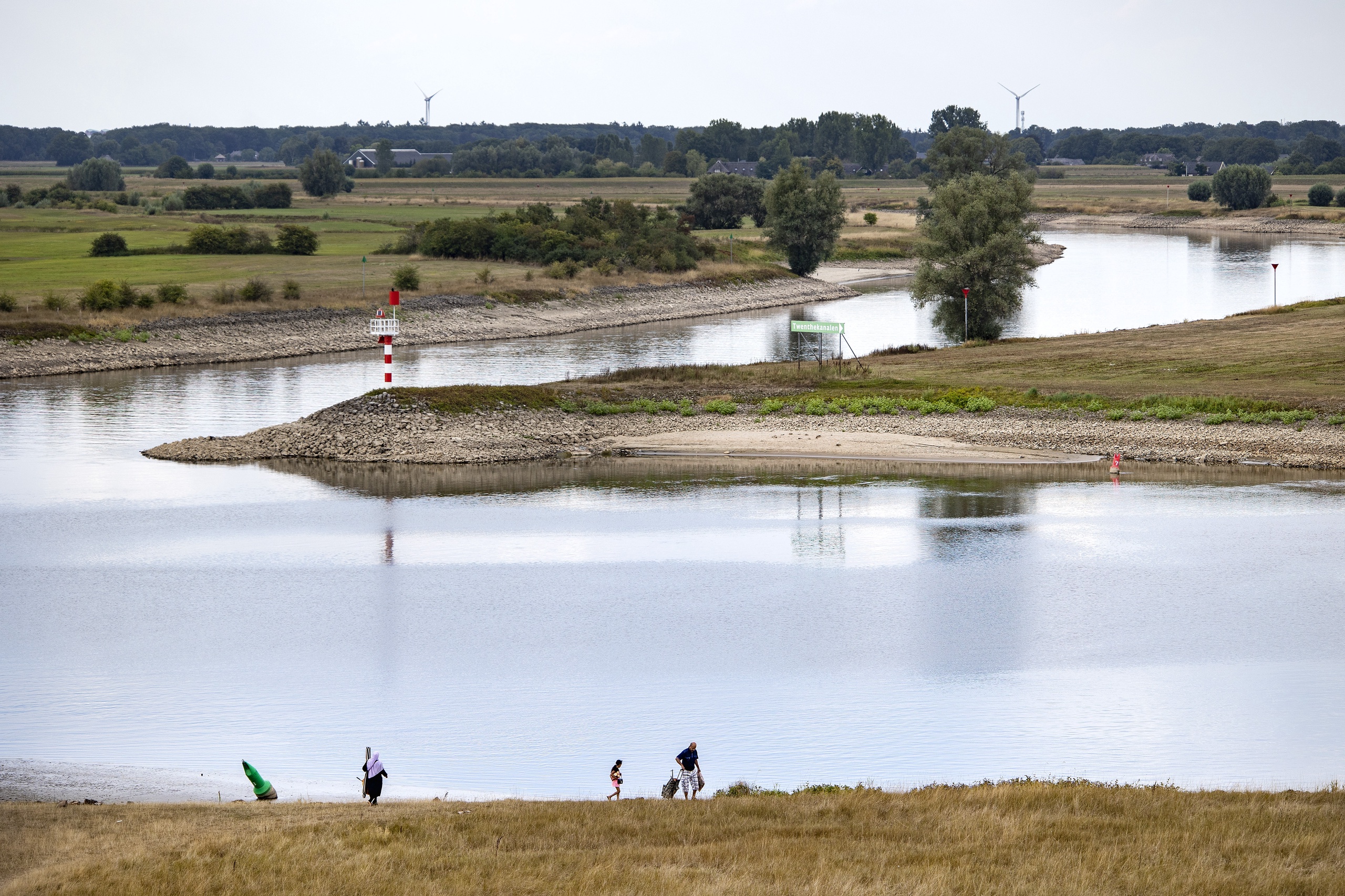 Hele lage waterstanden bij de IJssel en het Twentekanaal door de extreme droogte van de afgelopen tijd.
