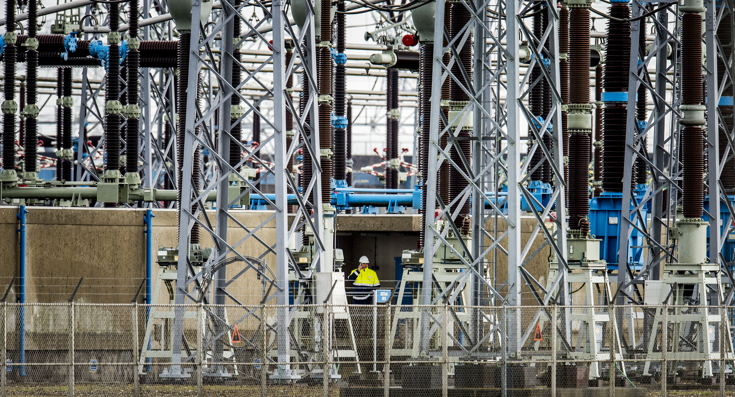 2015-03-27 00:00:00 DIEMEN - Medewerkers van Tennet staan bij een verdeelstation. De grote stroomstoring in Noord-Holland werd veroorzaakt door een defect in een hoogspanningsstation in Diemen. ANP REMKO DE WAAL
