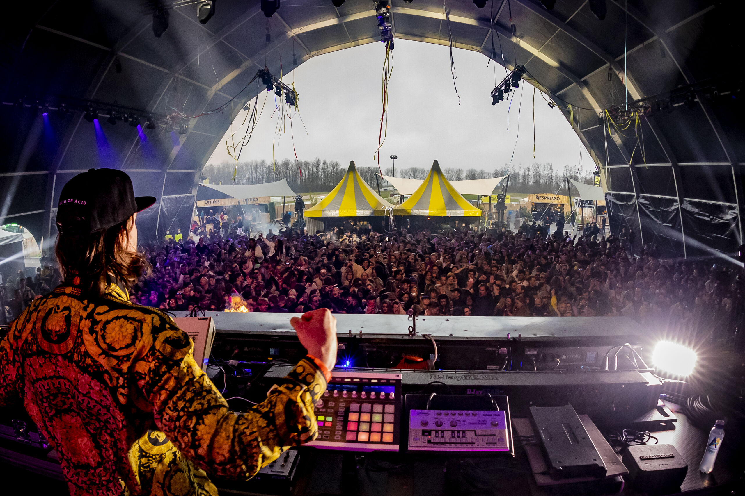 Nederland, Biddinghuizen, 2021-03-21 - Vanuit FieldLabs werd vandaag het Back To Live Dance Festival georganiseerd in Biddinghuizen. Dit was het eerste festival in een jaar tijd. Zo'n 1.500 bezoekers mochten aanwezig zijn nadat ze vooraf een negatieve PCR test konden overleggen. Het festival werd gehouden op het terrein waar normaal gesproken de festivals Lowlands en Defcon gehouden worden. Foto: ANP / Hollandse Hoogte / Marcel Krijgsman