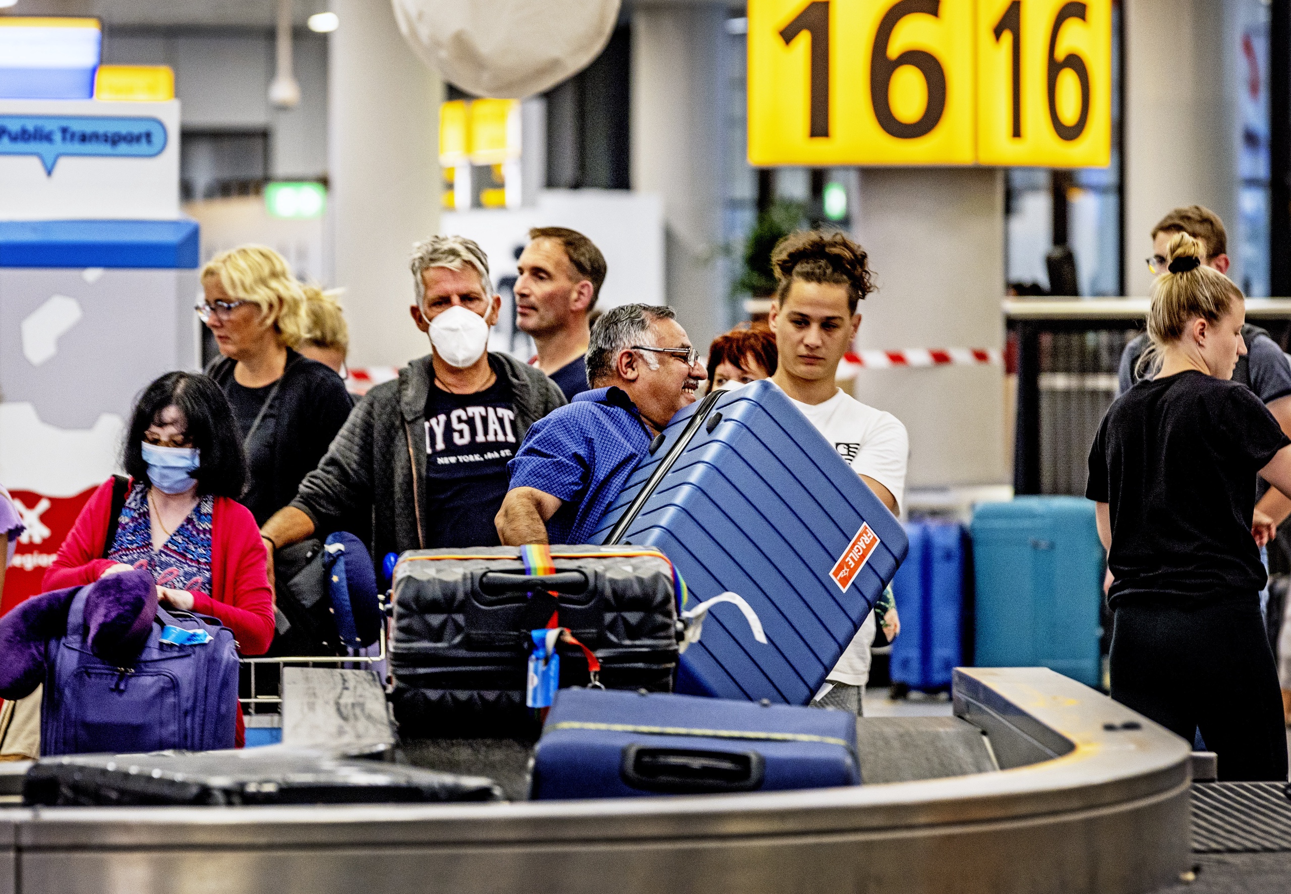Personeelsgebrek bij de bagage-afhandeling: duizenden koffers staan onbeheerd bij de bagagebanden in de aankomsthallen van Schiphol