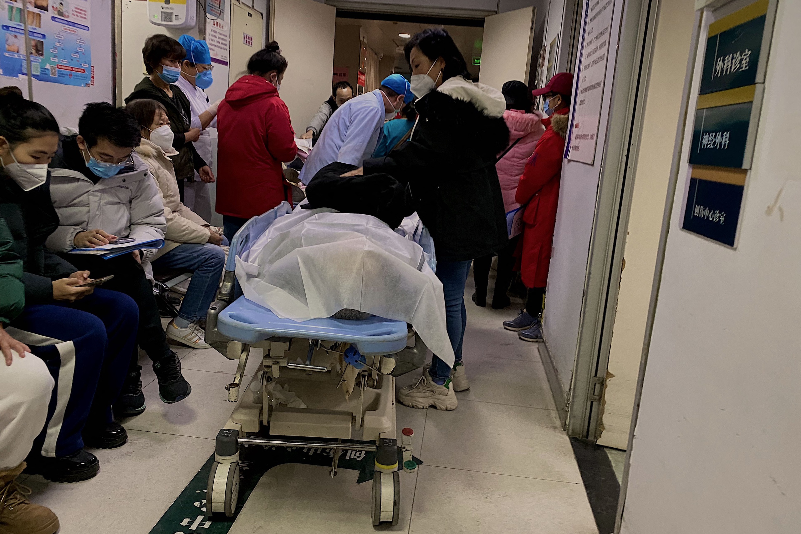 Il numero di persone in Cina che muoiono ogni giorno per le conseguenze del coronavirus è quasi raddoppiato a 9.000 in una settimana, secondo la società di ricerca britannica Airfinity, specializzata in dati sanitari.  L'azienda si affida, tra l'altro, ai dati delle province cinesi.