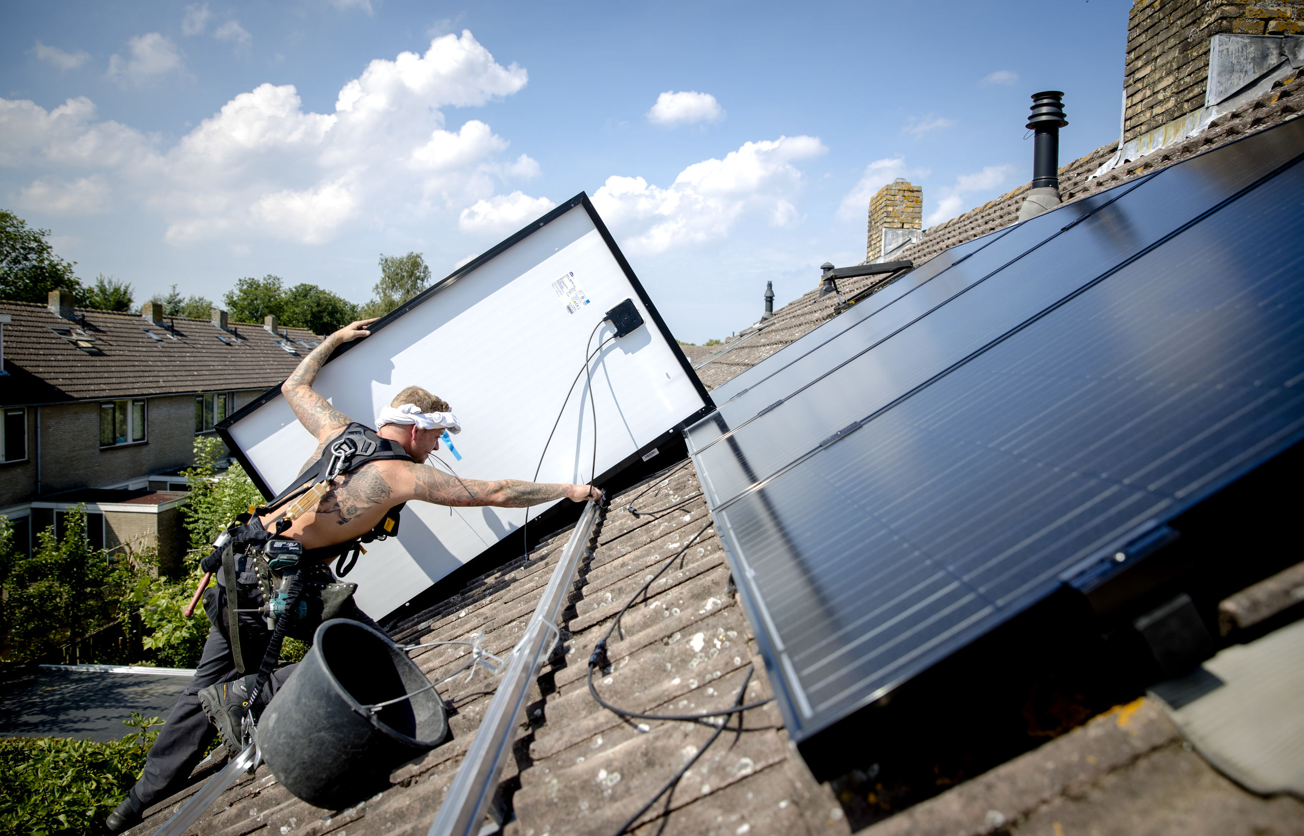 2017-08-14 12:54:36 MIJNSHEERENLAND - Op een woonhuis worden zonnepanelen geplaatst. ANP XTRA SANDER KONING