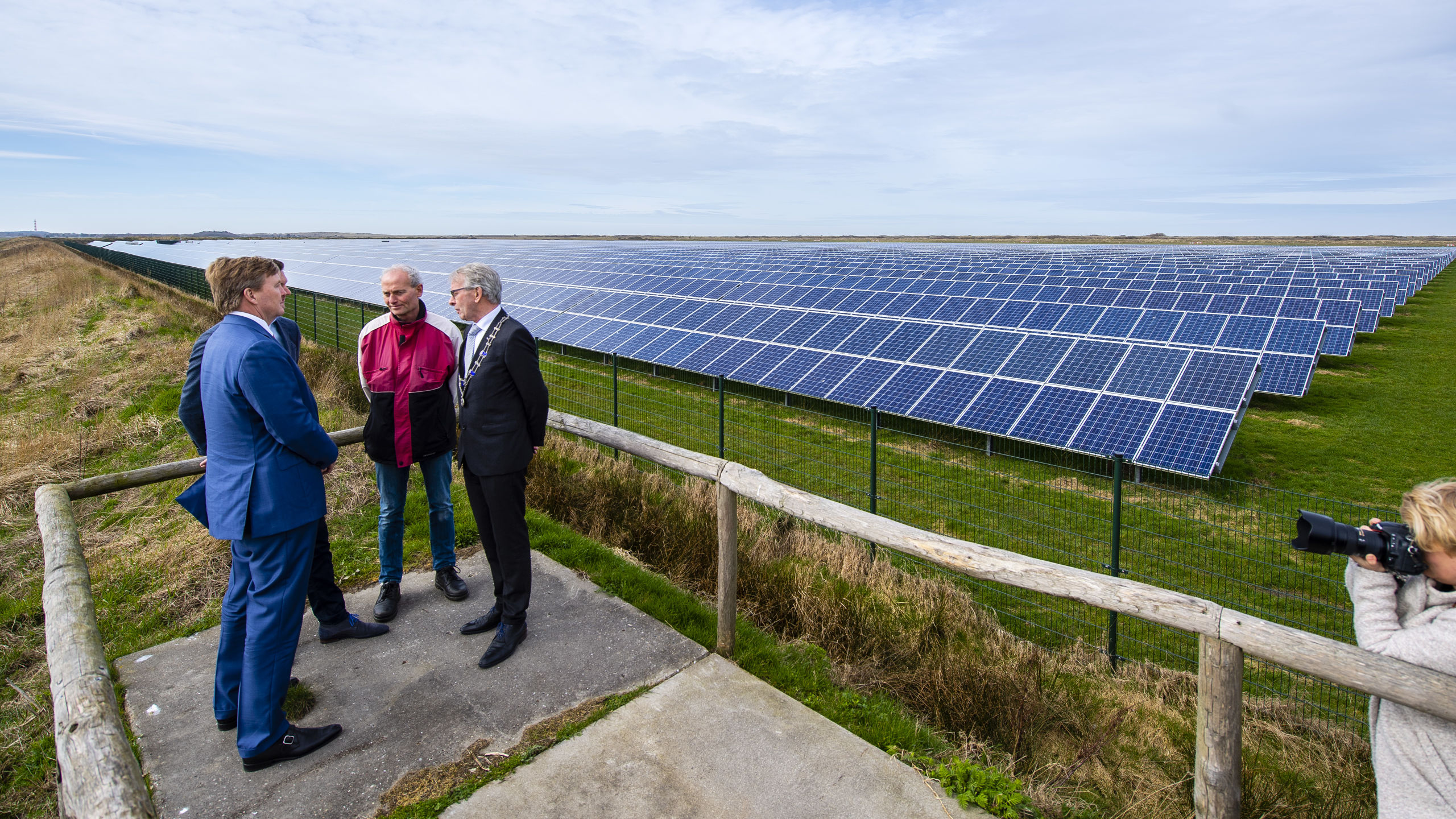 Koning Willem-Alexander tijdens een werkbezoek aan Zonnepark Ameland in kader van Samen Doen.
