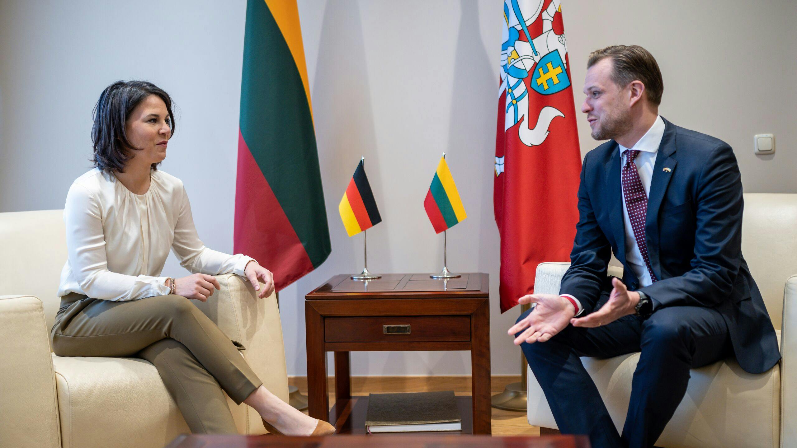 Annalena Baerbock in gesprek met de Litouwse buitenlandminister Gabrielius Landsbergis