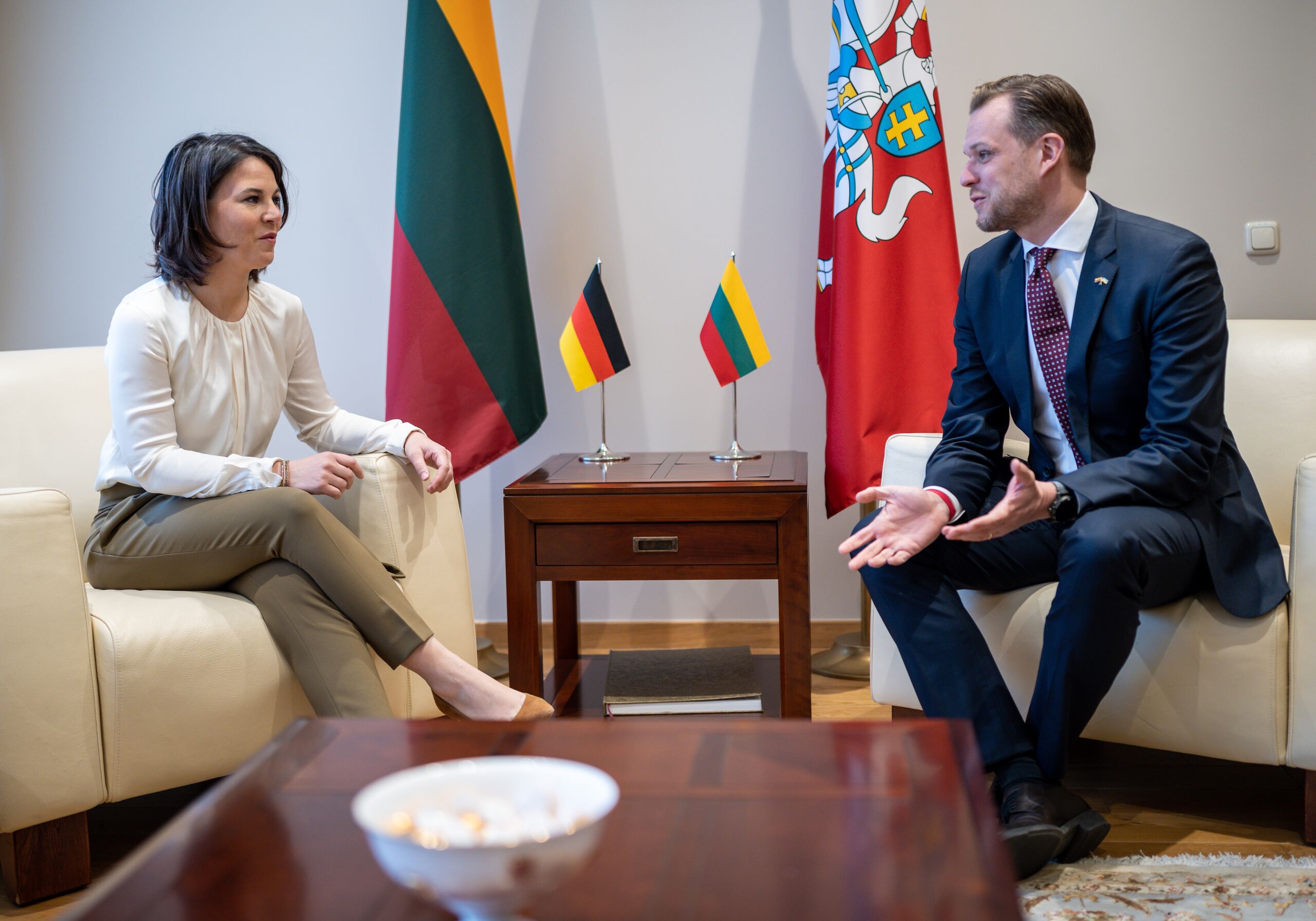 Annalena Baerbock im Gespräch mit dem litauischen Außenminister Gabrielius Landsbergis