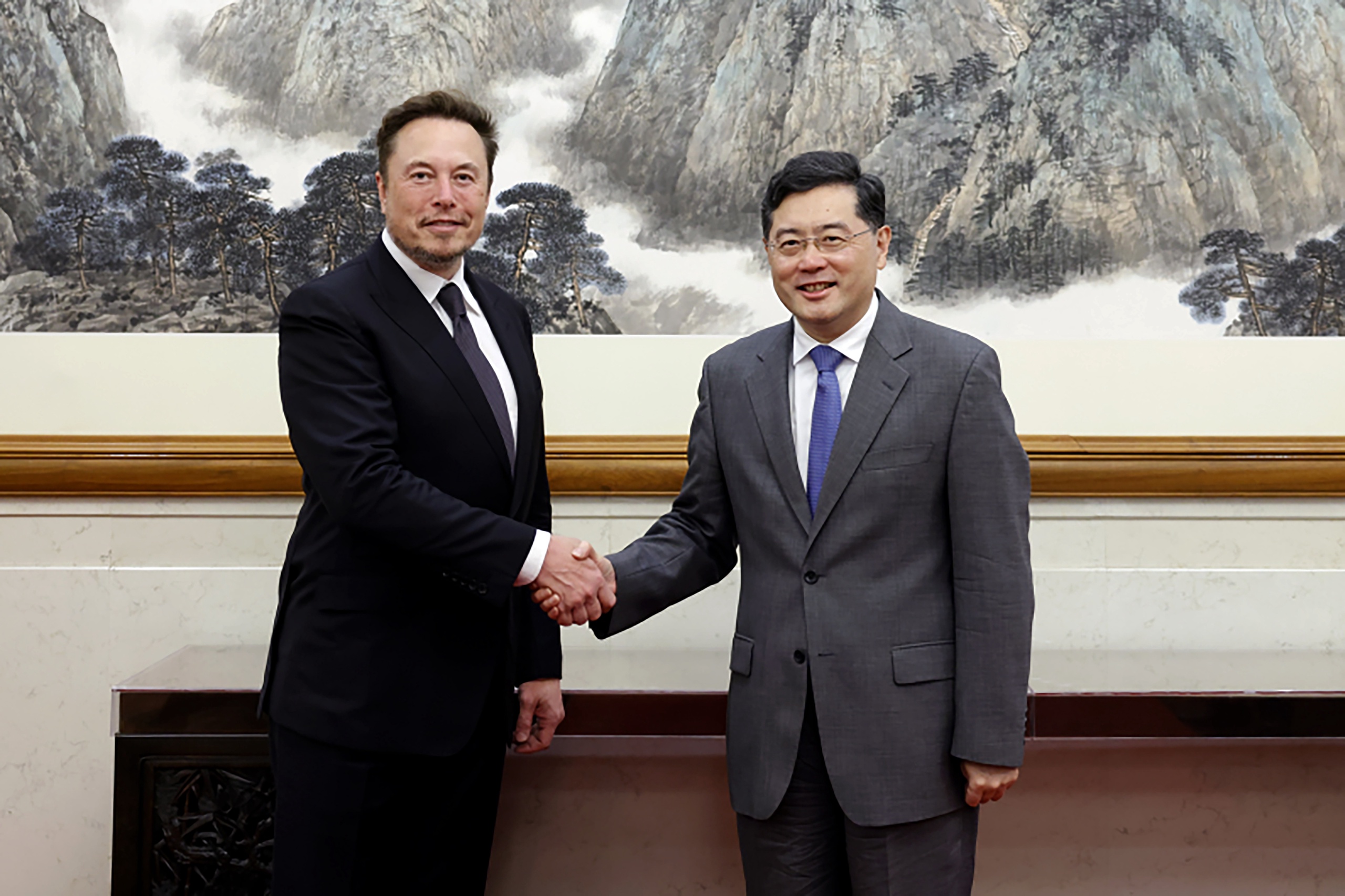 Tesla-topman Elon Musk is overladen met lof tijdens een bezoek aan China. Op Chinese sociale media wordt hij gezien als 'pionier', een 'broeder' en sommigen zien hem zelfs als toekomstig president van de Verenigde Staten. 