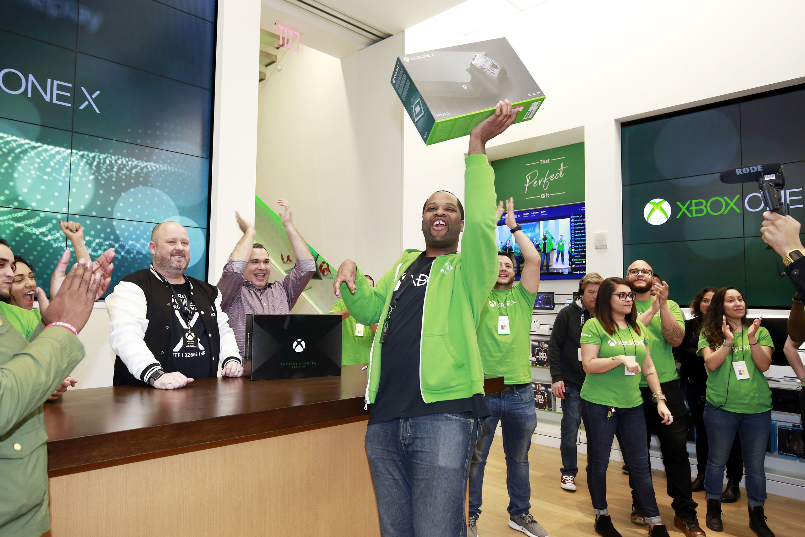 De gelukkige bezitter van de eerste Xbox One X die werd verkocht in de Microsoft Store op Fifth Avenue in New York.