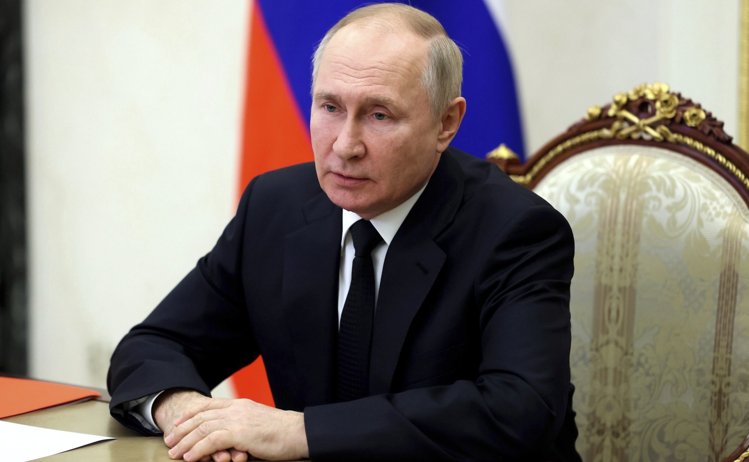 Moskou wil landen verbieden om Russische olie door te verkopen aan het westen. Daarnaast wil het juist de olieprijs voor landen die geen prijsplafond invoeren gaan verlagen.