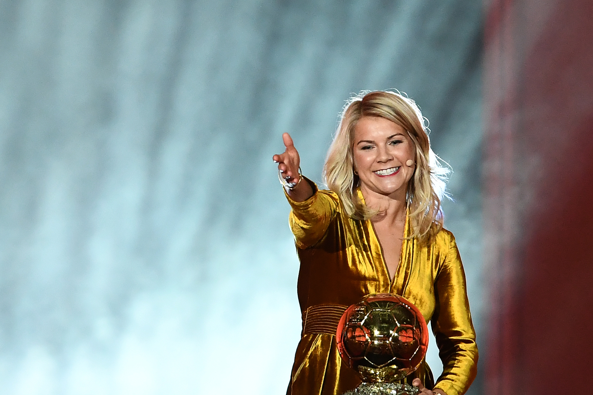 De Noorse voetbalster Ada Hegerberg wint de eerste Gouden Bal voor vrouwen.