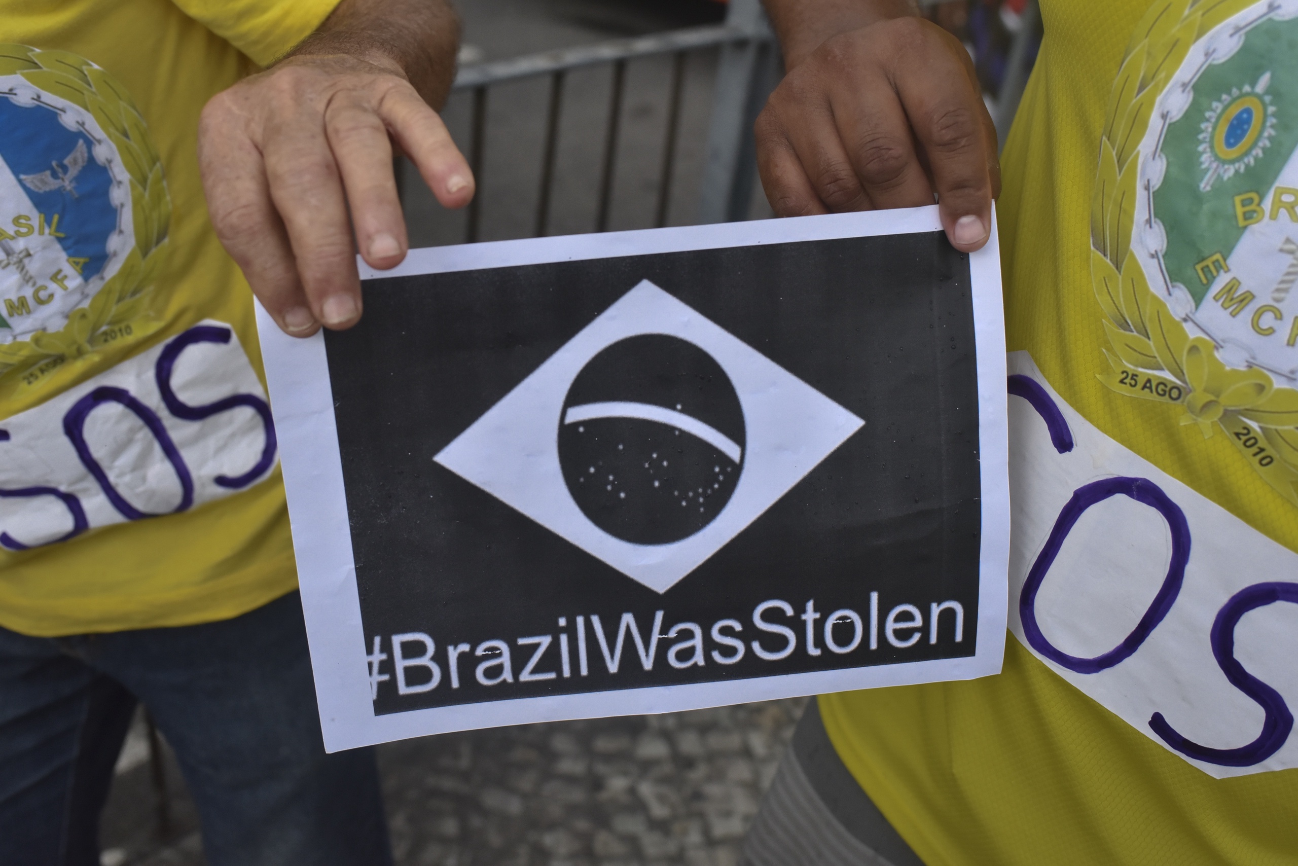 De Braziliaanse president Jair Bolsonaro vecht een aantal uitslagen van de presidentsverkiezingen van drie weken geleden aan.