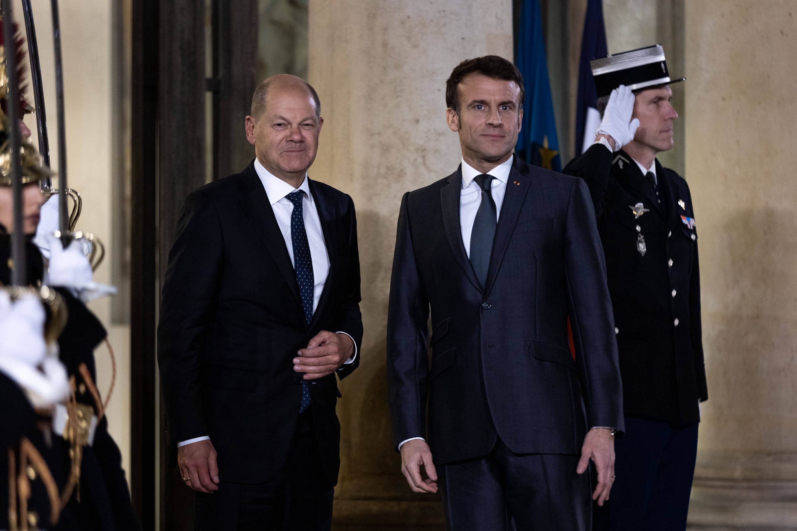 De Franse president Emmanuel Macron en de Duitse bondskanselier Olaf Scholz ontmoeten elkaar vandaag in Brussel om te praten over de klimaatplannen. Duitsland en Frankrijk liggen momenteel met elkaar overhoop over het aanscherpen van het Europese energie-en klimaatbeleid. Eerder werd overeenstemming bereikt over de rol van kernenergie en een ban op de verkoop van auto's die op fossiele brandstoffen, maar Duitsland ligt nu toch dwars.