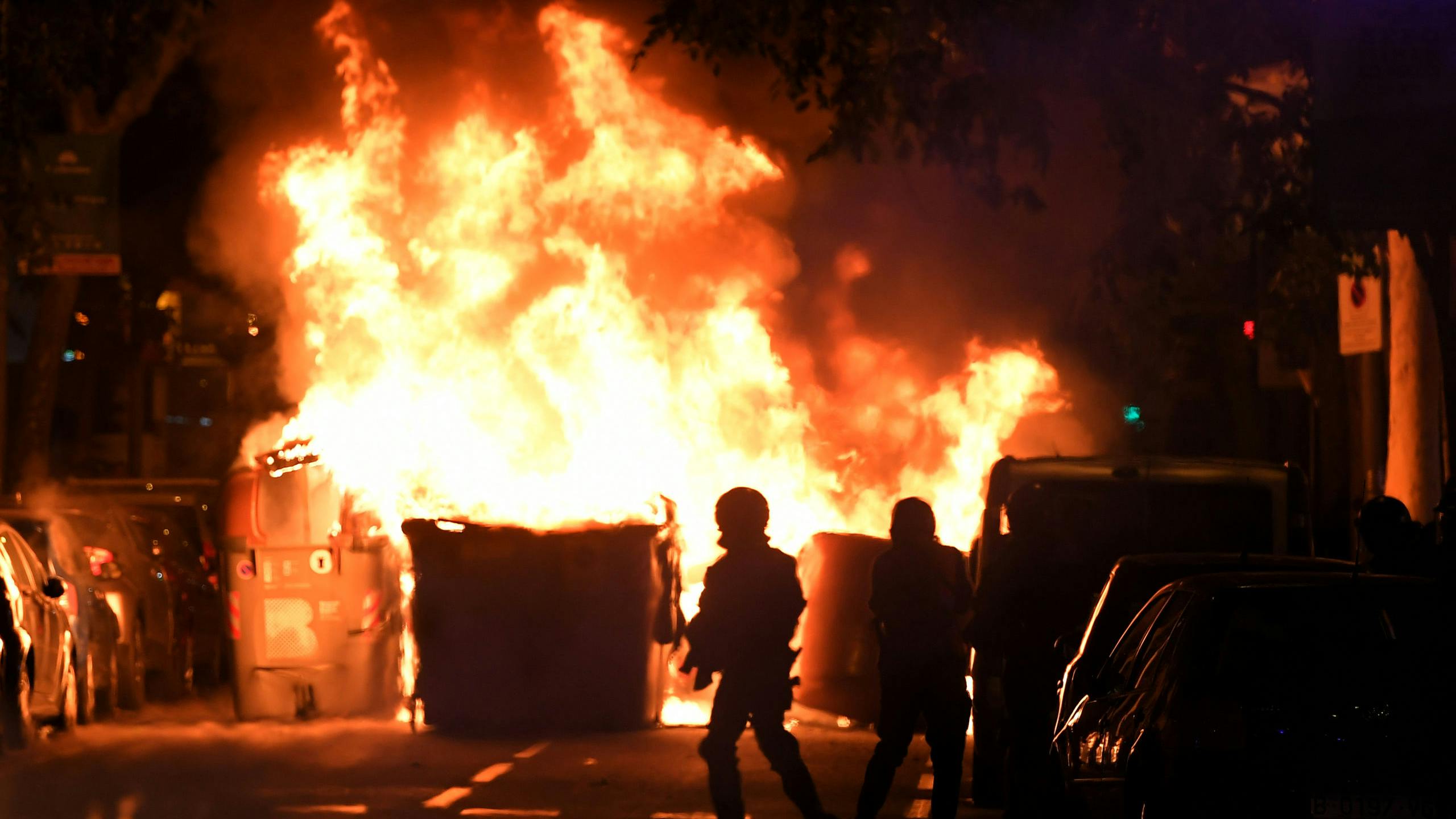 Een brandende barricade in Barcelona gisterenavond.