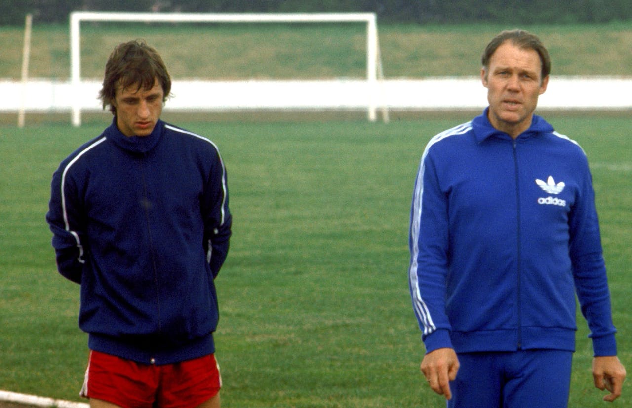 Je hebt eigenlijk alleen iets aan een mentor tegen wie je ook op kunt kijken. Op de foto Johan Cruijff en Rinus Michels, die een wat complexere verhouding hadden.