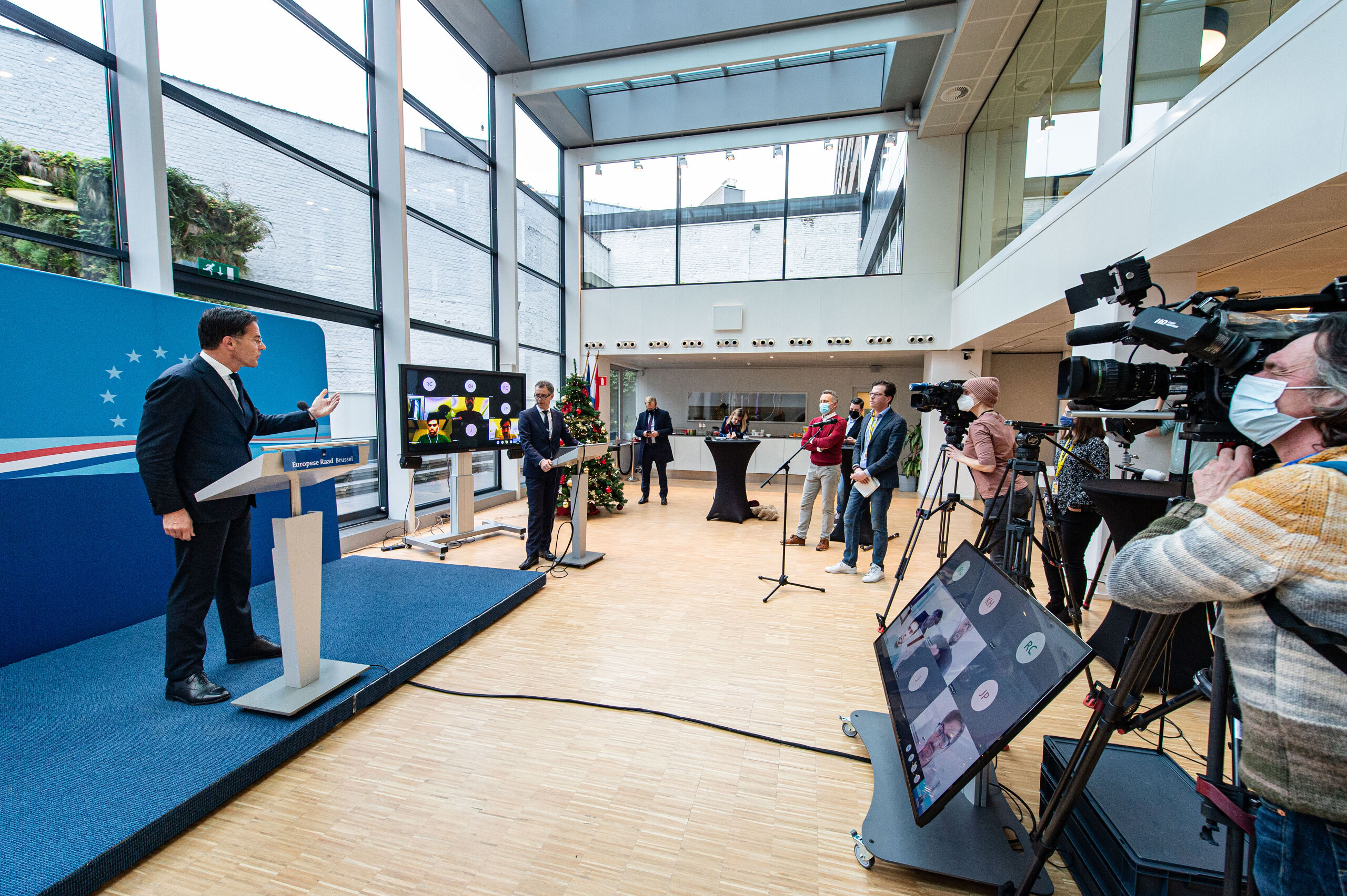 Premier Rutte tijdens een persconferentie voor aanvang van de EU-top over onder meer het coronaherstelfonds. 