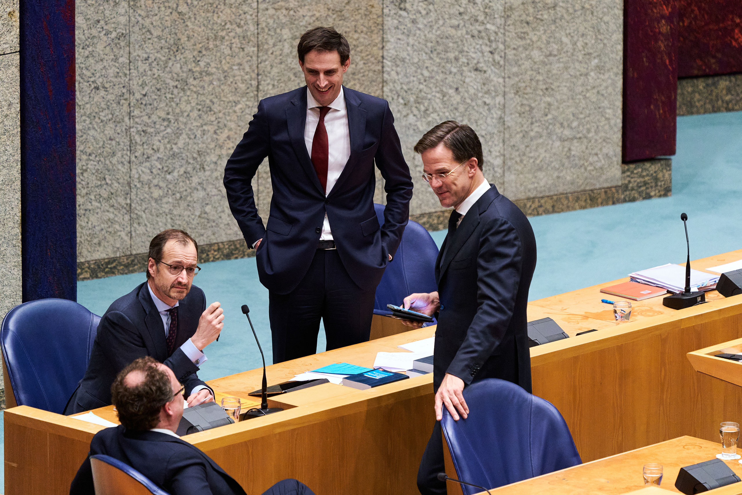 2020-03-18 20:23:16 DEN HAAG - Minister Wouter Koolmees van Sociale Zaken en Werkgelegenheid (D66), minister Eric Wiebes van Economische Zaken en Klimaat (VVD), premier Mark Rutte en minister Wopke Hoekstra van Financien (CDA) tijdens een debat over de ontwikkelingen rondom het coronavirus in de Tweede Kamer. ANP PHIL NIJHUIS