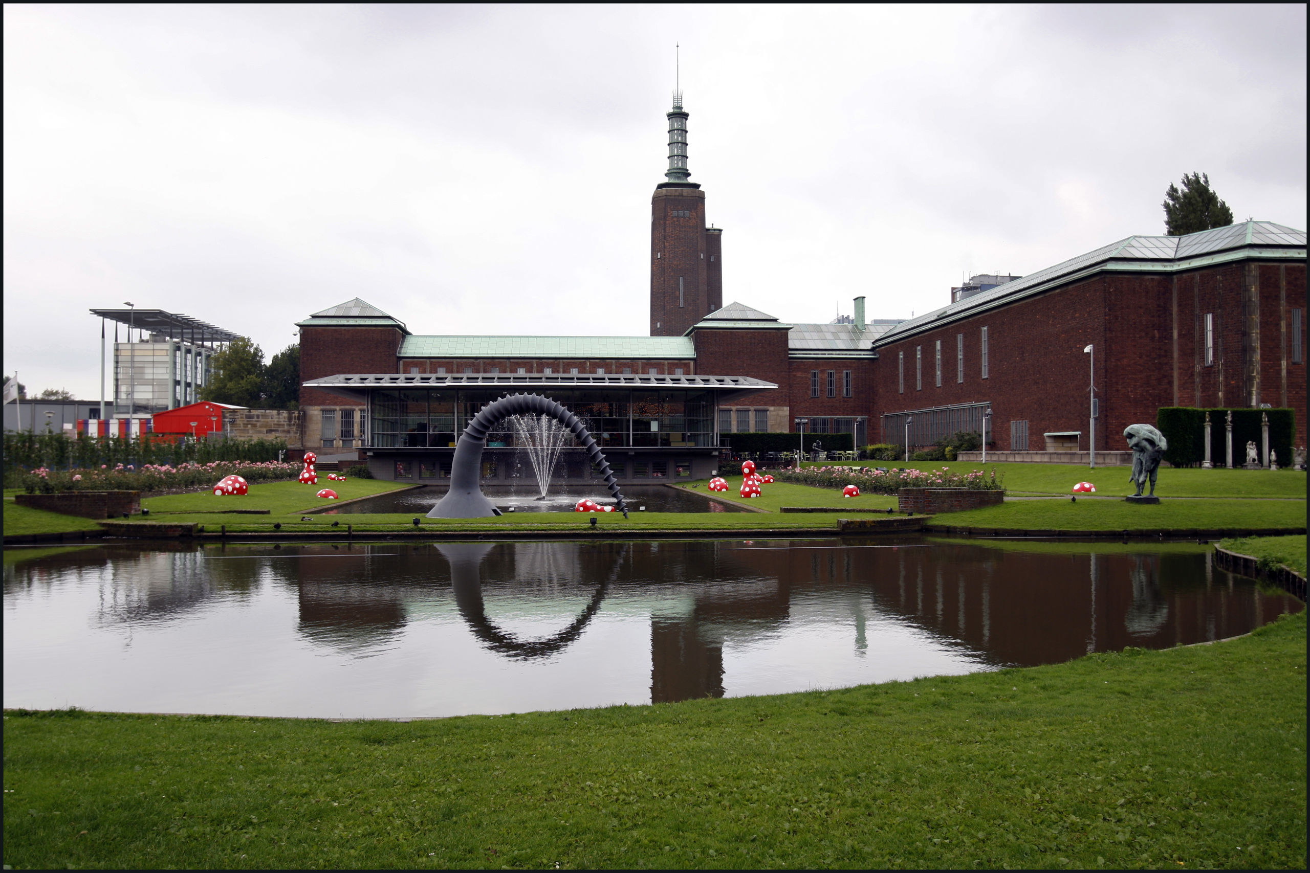 Exterieur van het Museum Boijmans van Beuningen. 